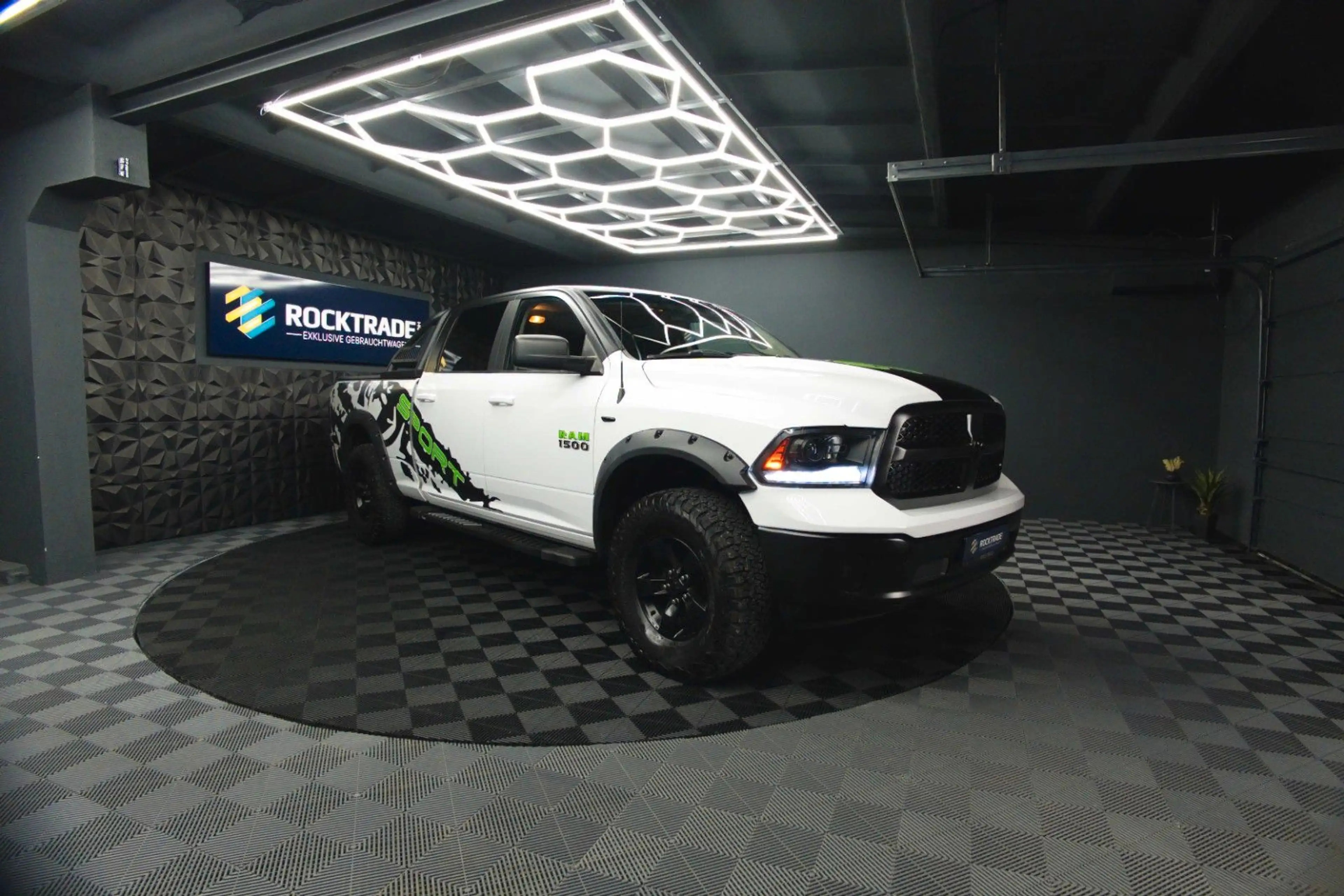 Dodge RAM 5.7 V8 HEMI 4x4 OFFROAD Night-Paket LONGBED — photo 7