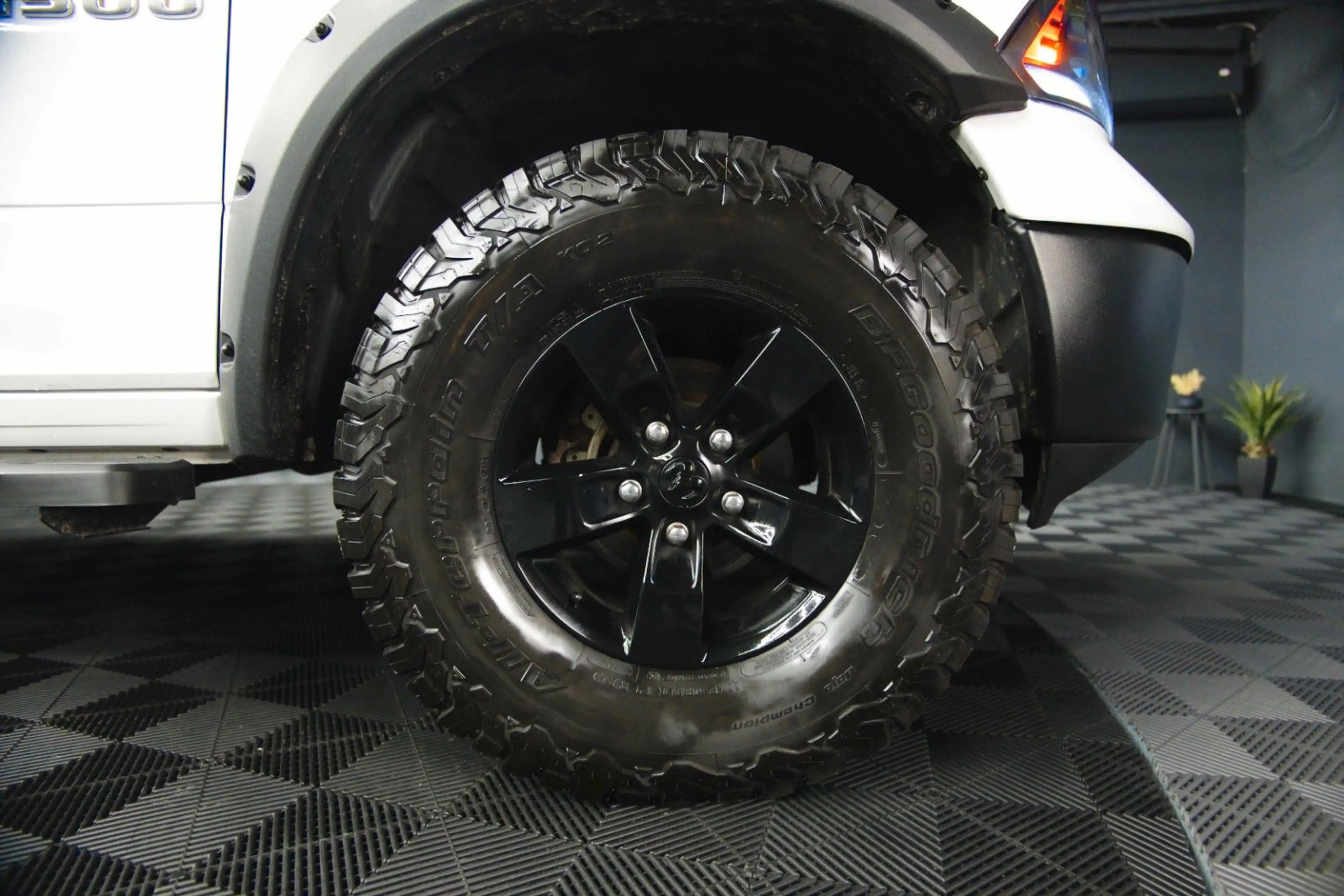 Dodge RAM 5.7 V8 HEMI 4x4 OFFROAD Night-Paket LONGBED — photo 12