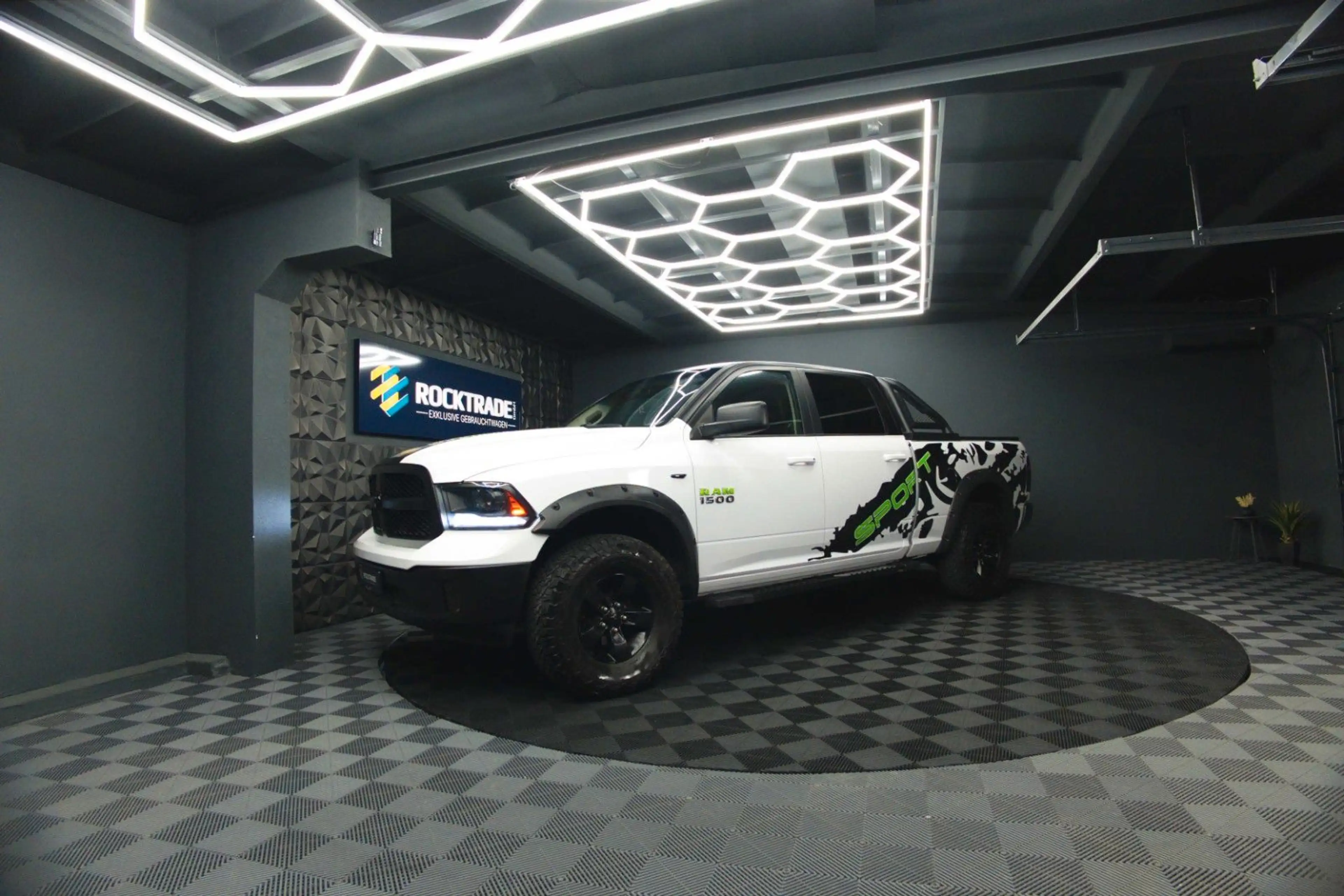 Dodge RAM 5.7 V8 HEMI 4x4 OFFROAD Night-Paket LONGBED — photo 2