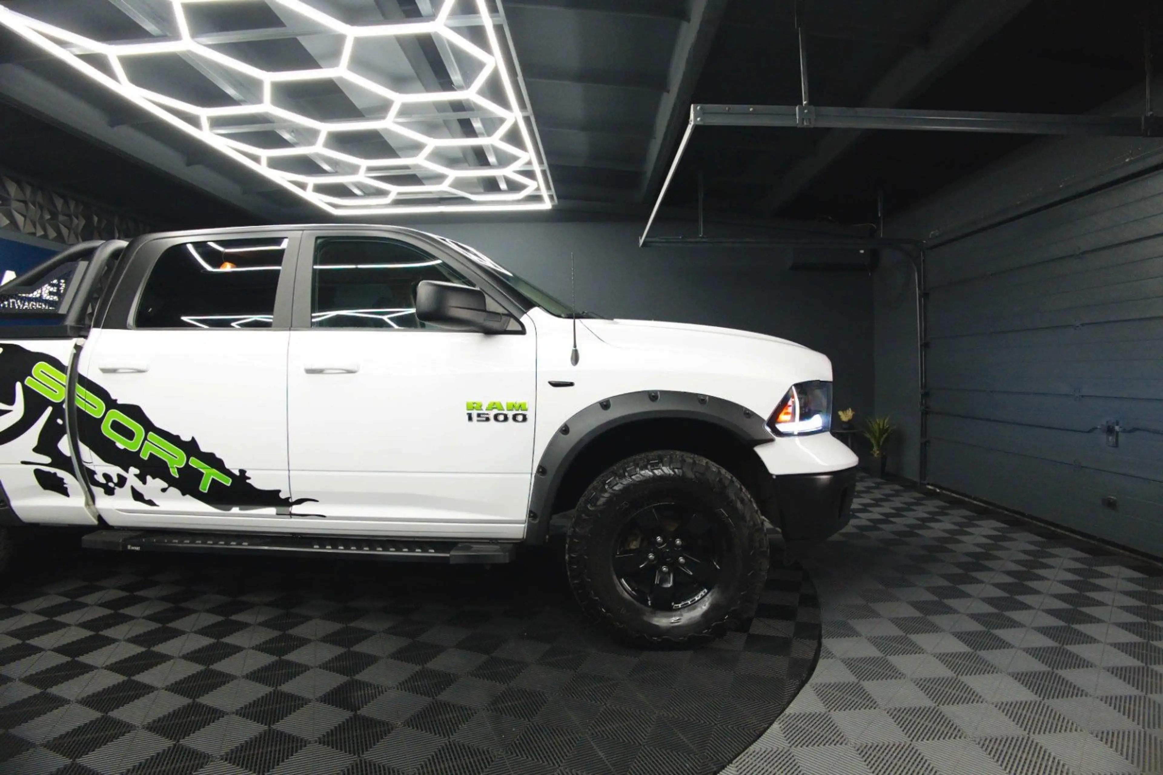Dodge RAM 5.7 V8 HEMI 4x4 OFFROAD Night-Paket LONGBED — photo 11