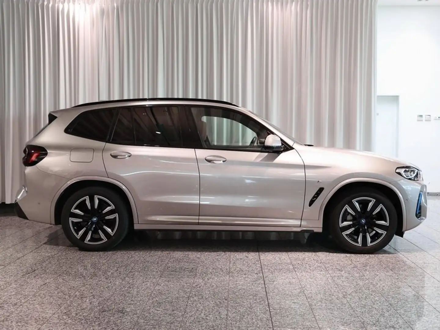 BMW iX3 M Sport Adp.LED AHK DrivAssProf. RFK Silber - 2