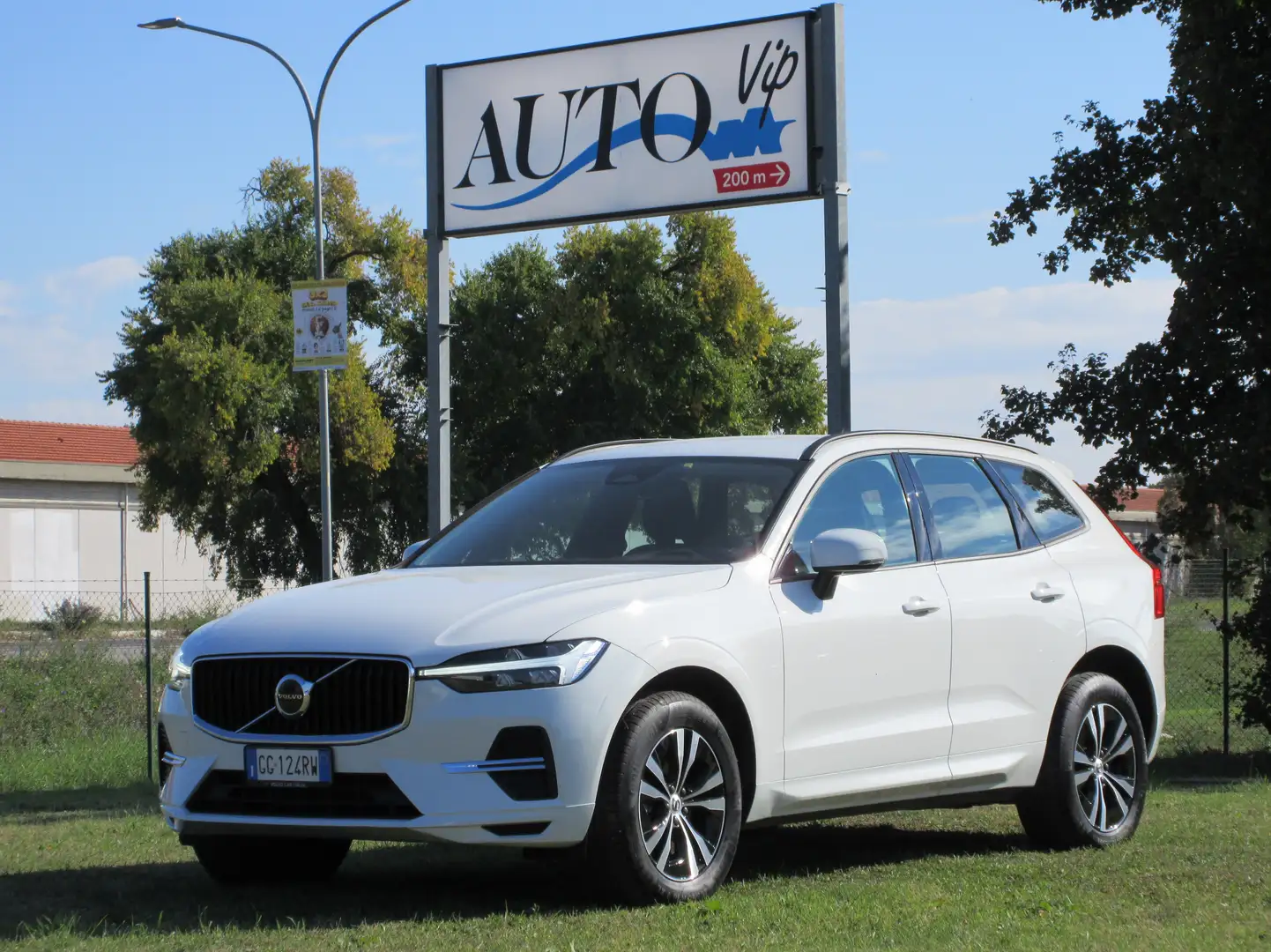 Volvo XC60 2.0 b4 Momentum auto Bianco - 1