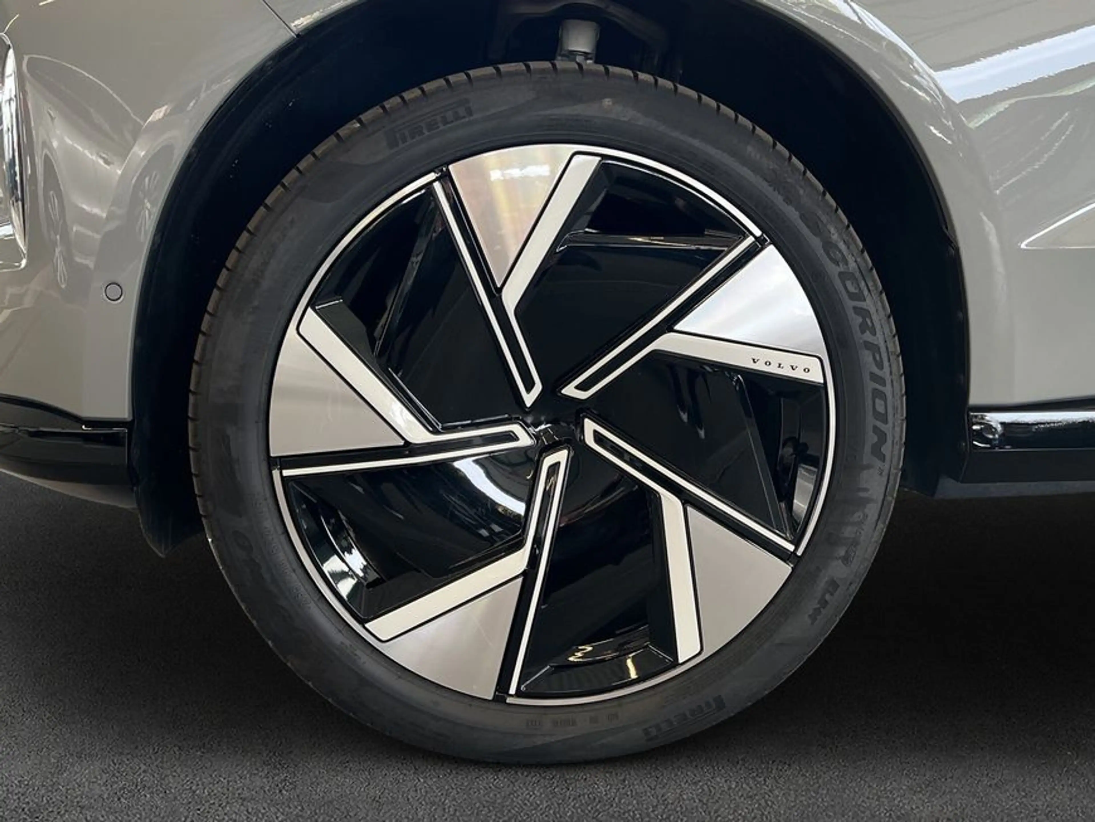 Volvo EX90 Twin-Performance AWD Ultra 7S B&W 22'' R330 — photo 8