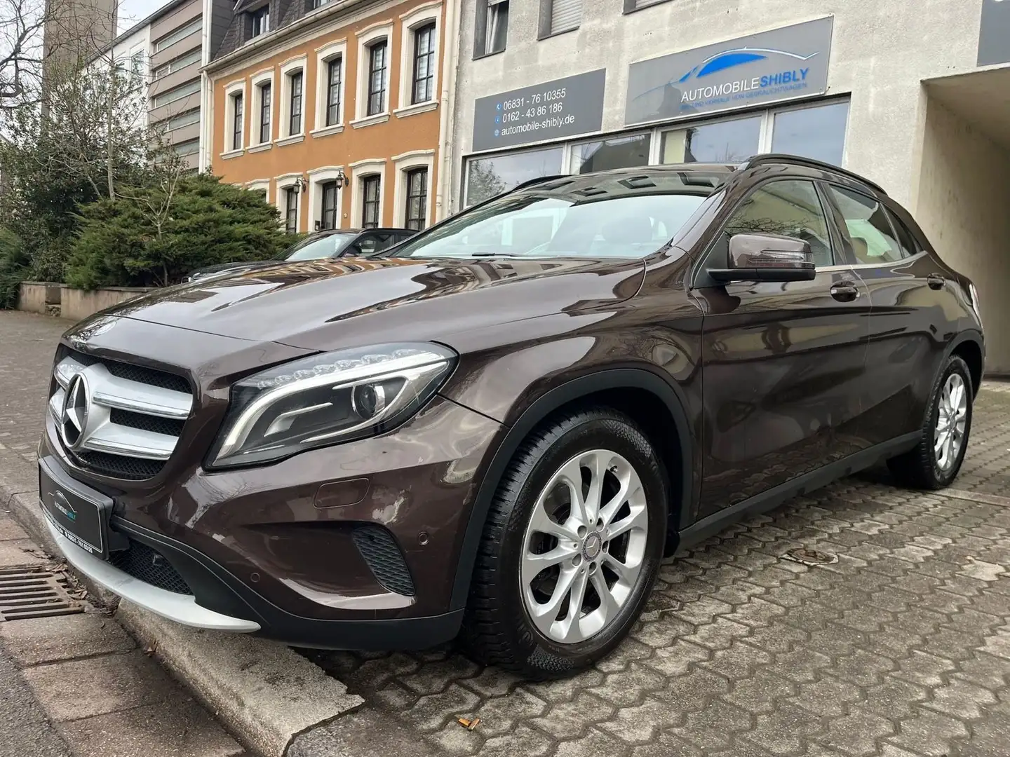 Mercedes-Benz GLA 200 Automatik, LED, Standheizung Braun - 1