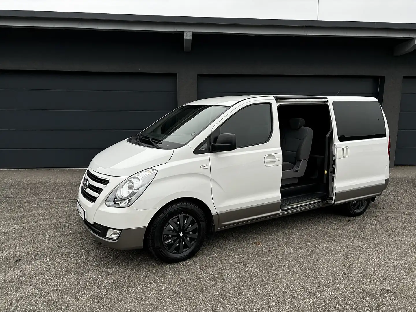 Hyundai Starex 2,5 CRDi Comfort Aut. 8-Sitzer Anhängerkupplung Weiß - 1