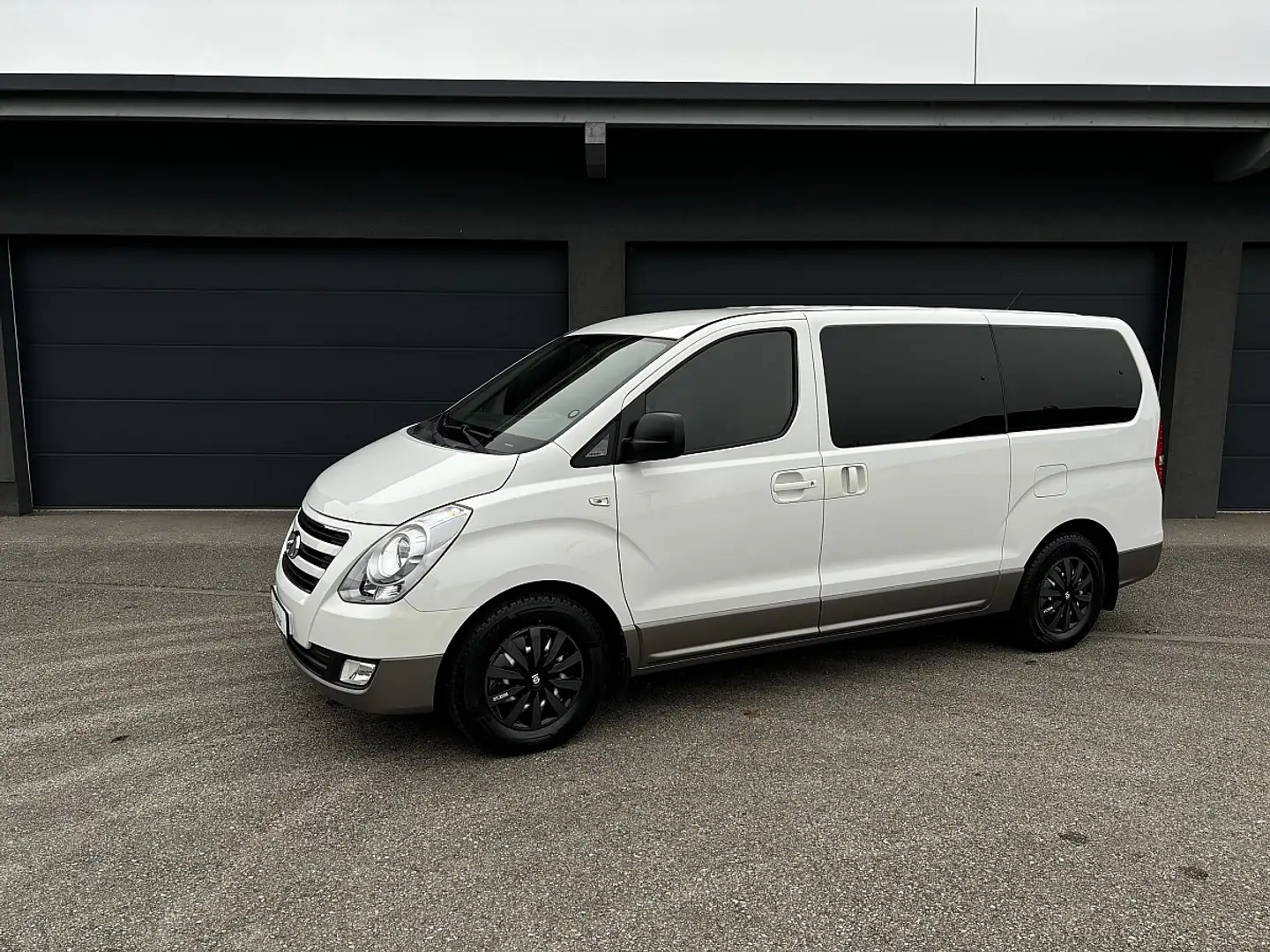 Hyundai Starex 2,5 CRDi Comfort Aut. 8-Sitzer Anhängerkupplung Weiß - 2