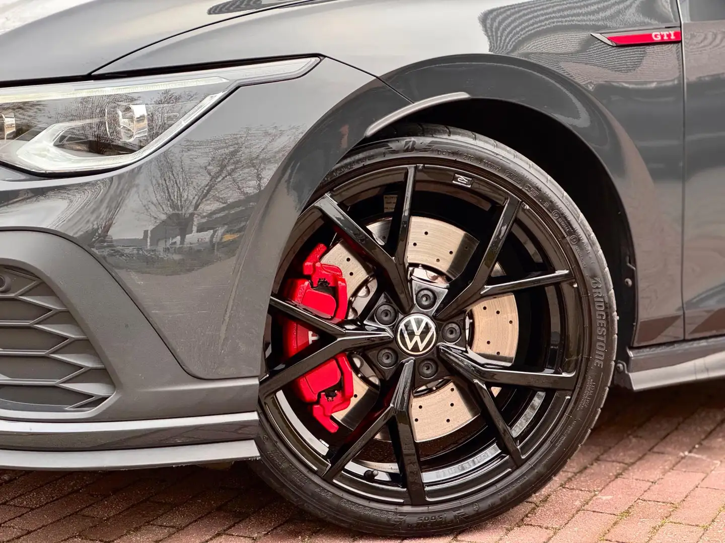 Volkswagen Golf GTI 2.0 TSI Clubsport Pano/Matrix/HuD/Camera Grijs - 2