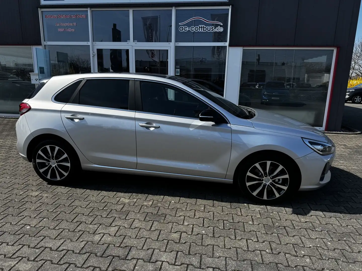 Hyundai i30 1.0T GDI Intro Navi P-Dach LED Shzg Temp Zilver - 2