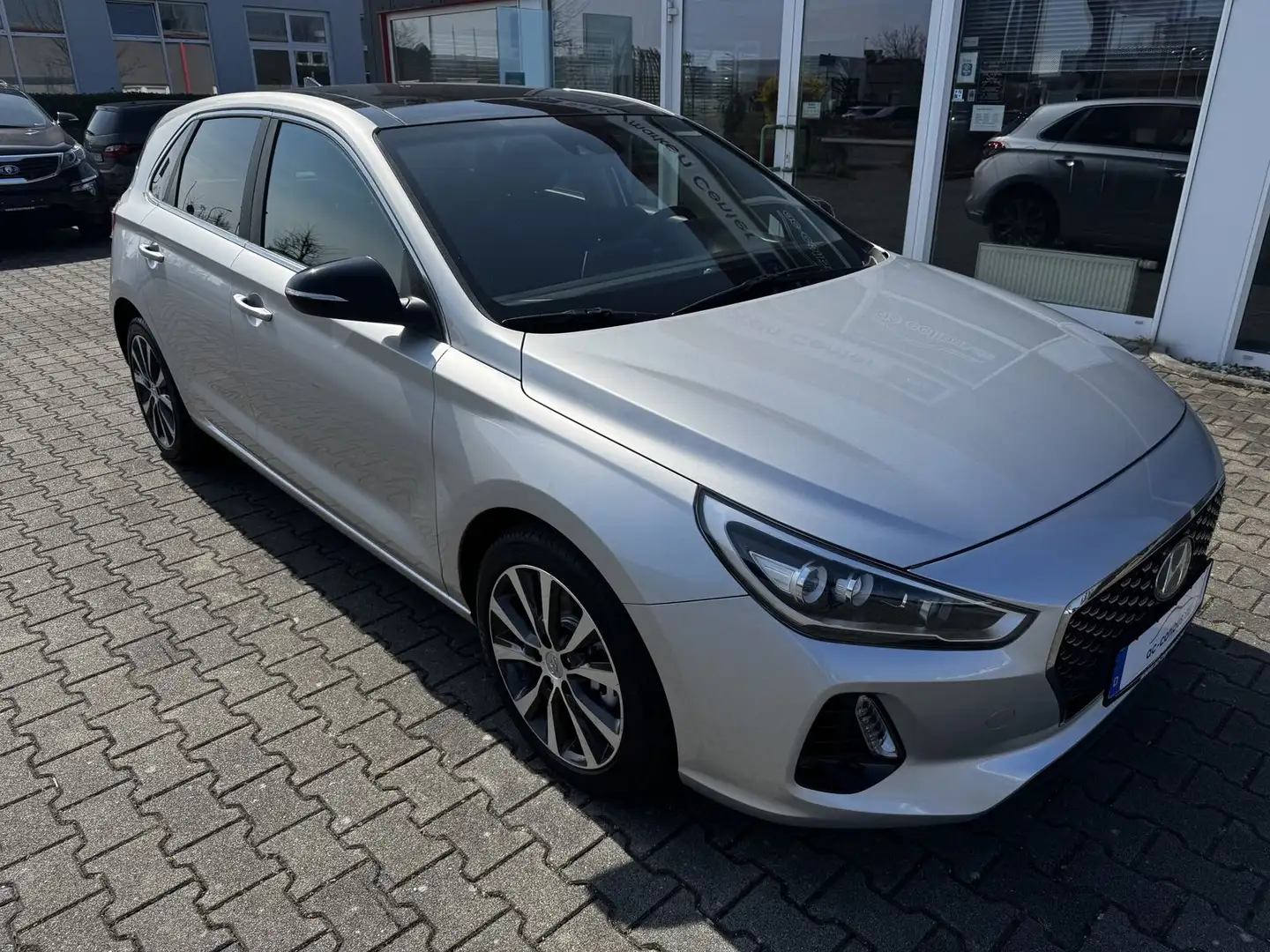 Hyundai i30 1.0T GDI Intro Navi P-Dach LED Shzg Temp Zilver - 1