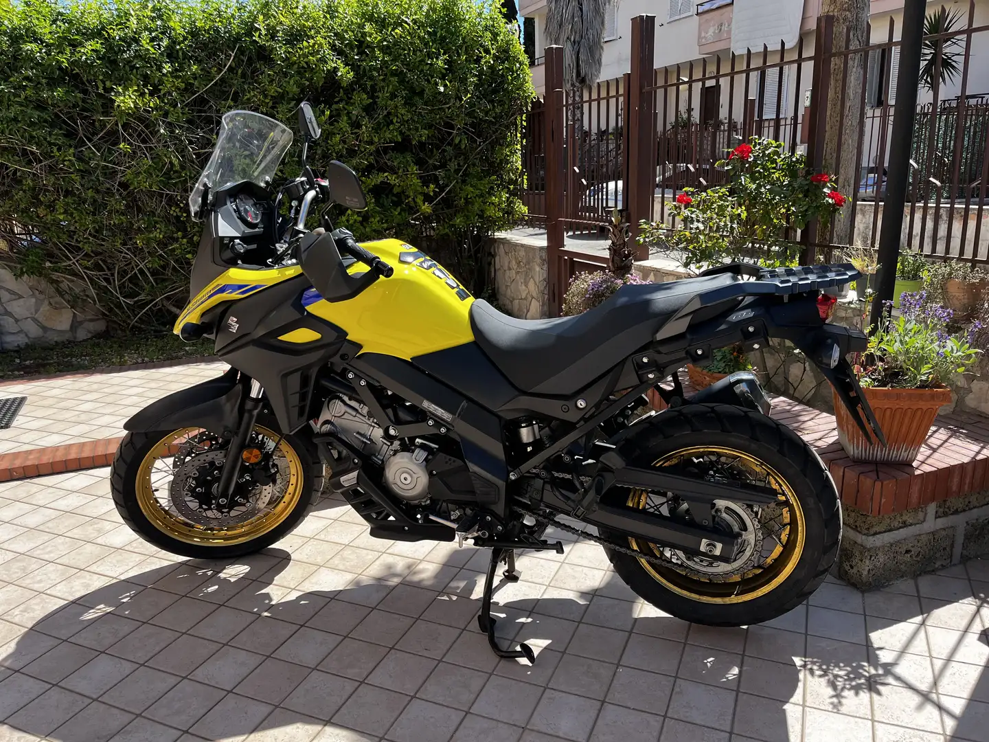 Suzuki V-Strom 650 XT Explorer Geel - 1