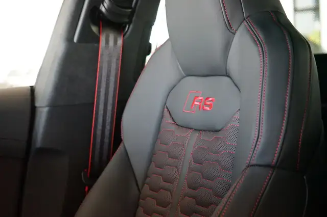 Audi RS Q8 view 12