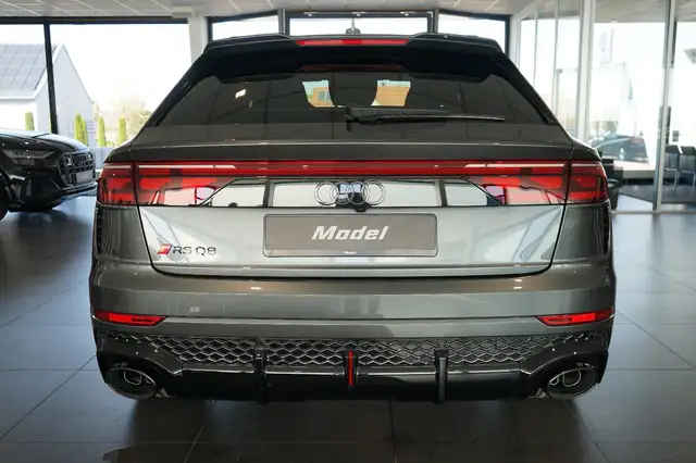 Audi RS Q8 view 4
