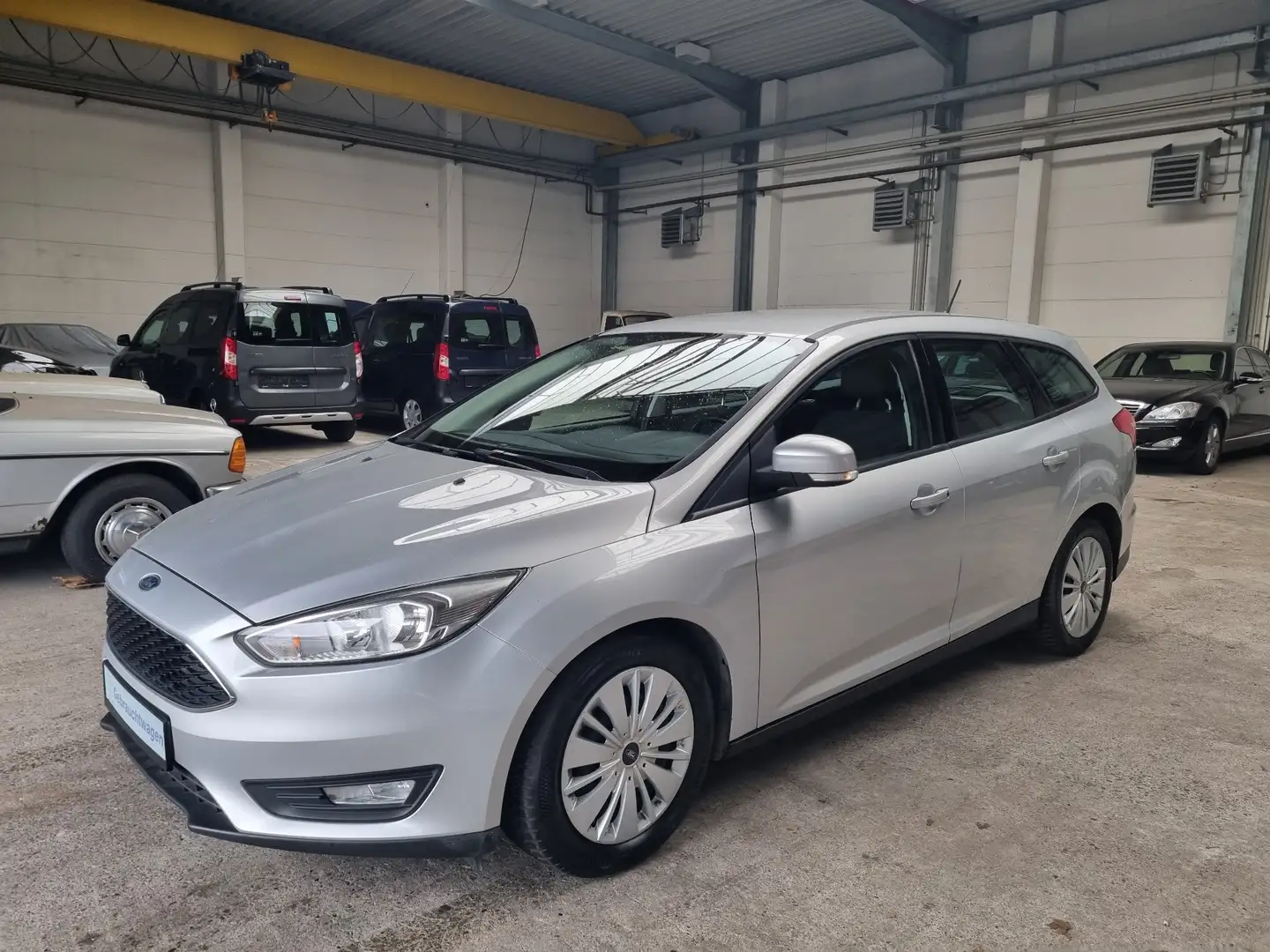 Ford Focus Turnier 2.0 TDCi Business"1.Hand"Navi"AHK... Silber - 1