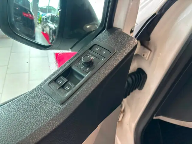 Volkswagen Transporter view 11