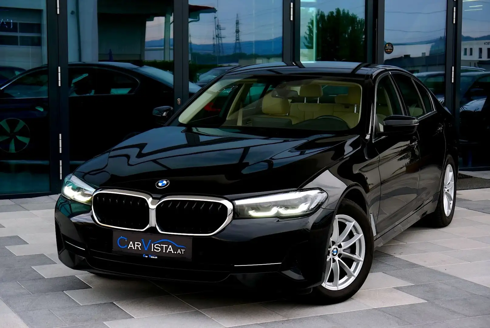 BMW 520 d xDrive Aut. *Livecockpit & Parkassistent-Paket* Schwarz - 2