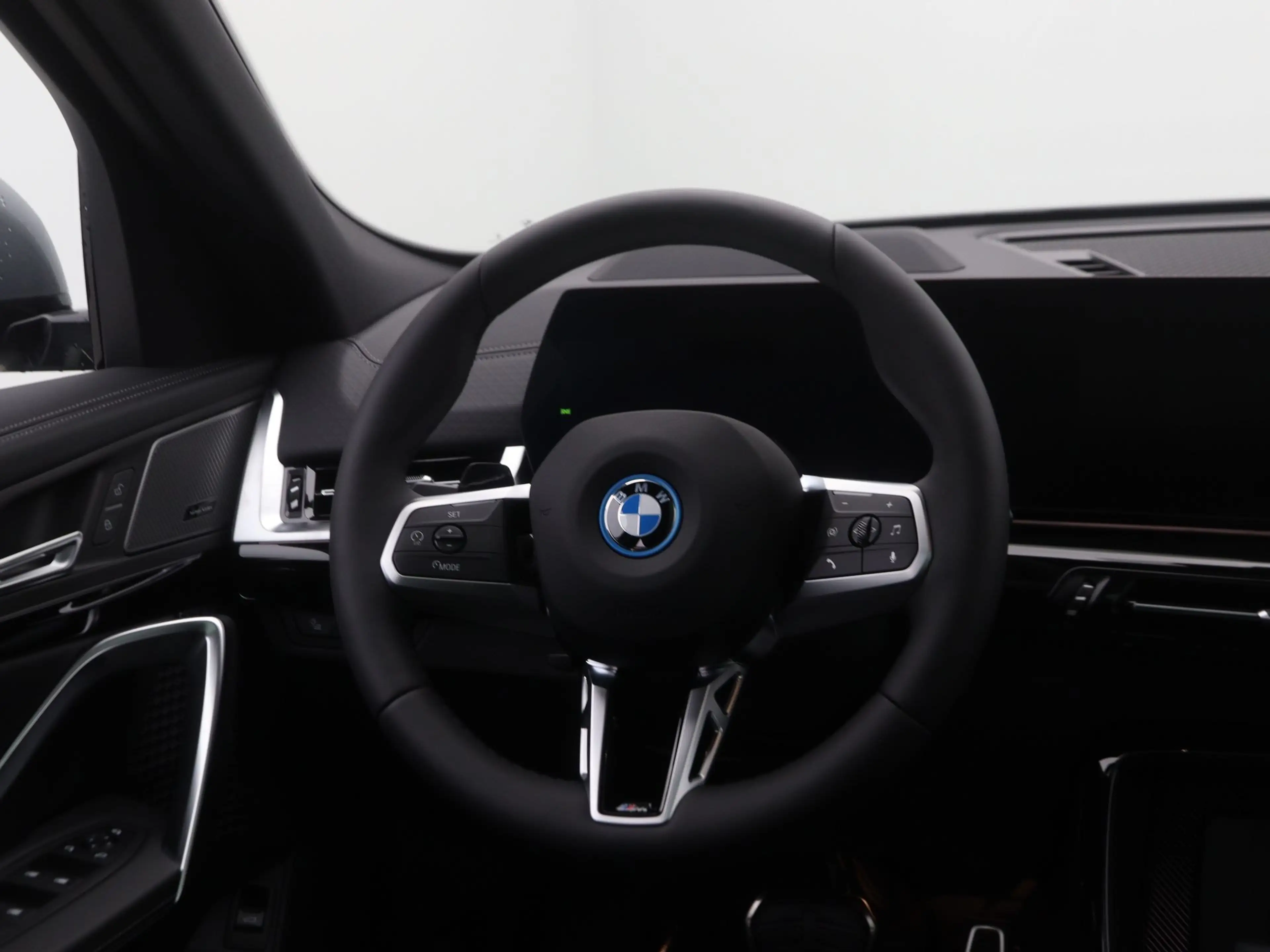 BMW iX2 xDrive30 67 kWh — photo 2