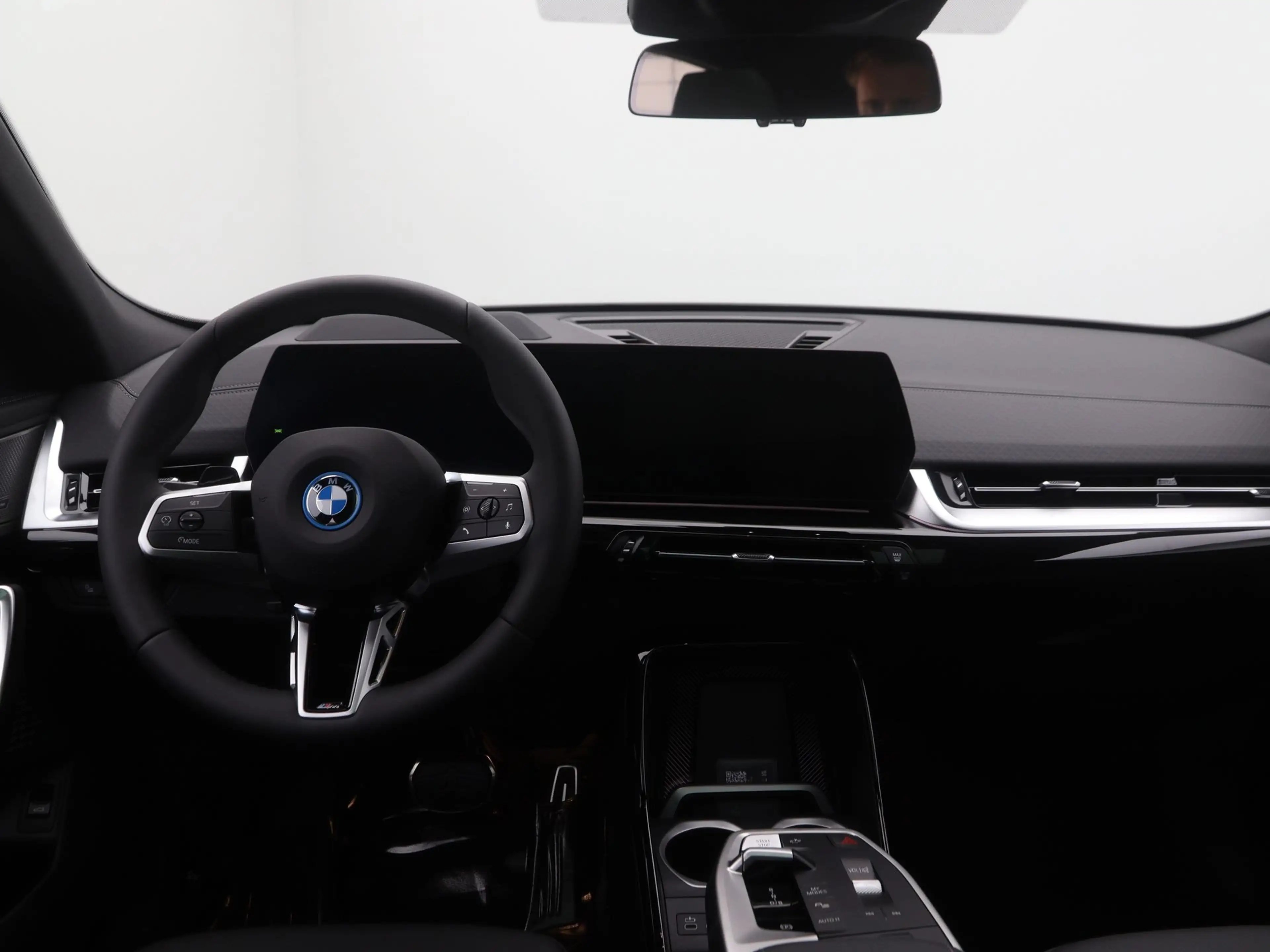 BMW iX2 xDrive30 67 kWh — photo 12