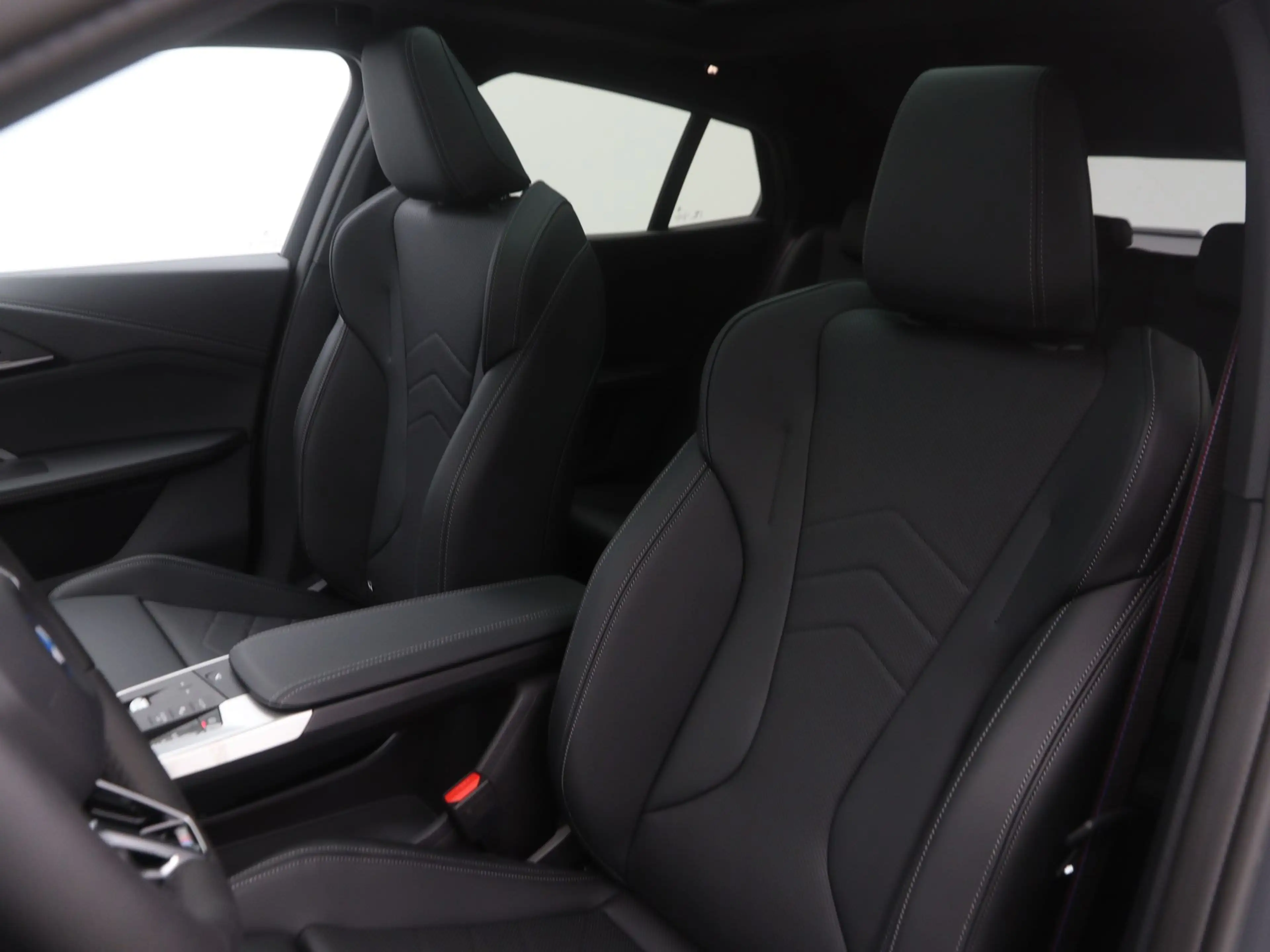 BMW iX2 xDrive30 67 kWh — photo 4