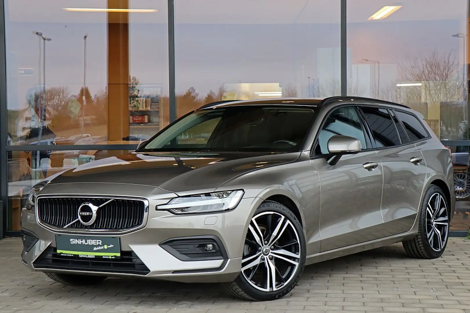 Volvo V60 D4 AWD Momentum Geartronic LED, Kamera, eKlappe... Grau - 1