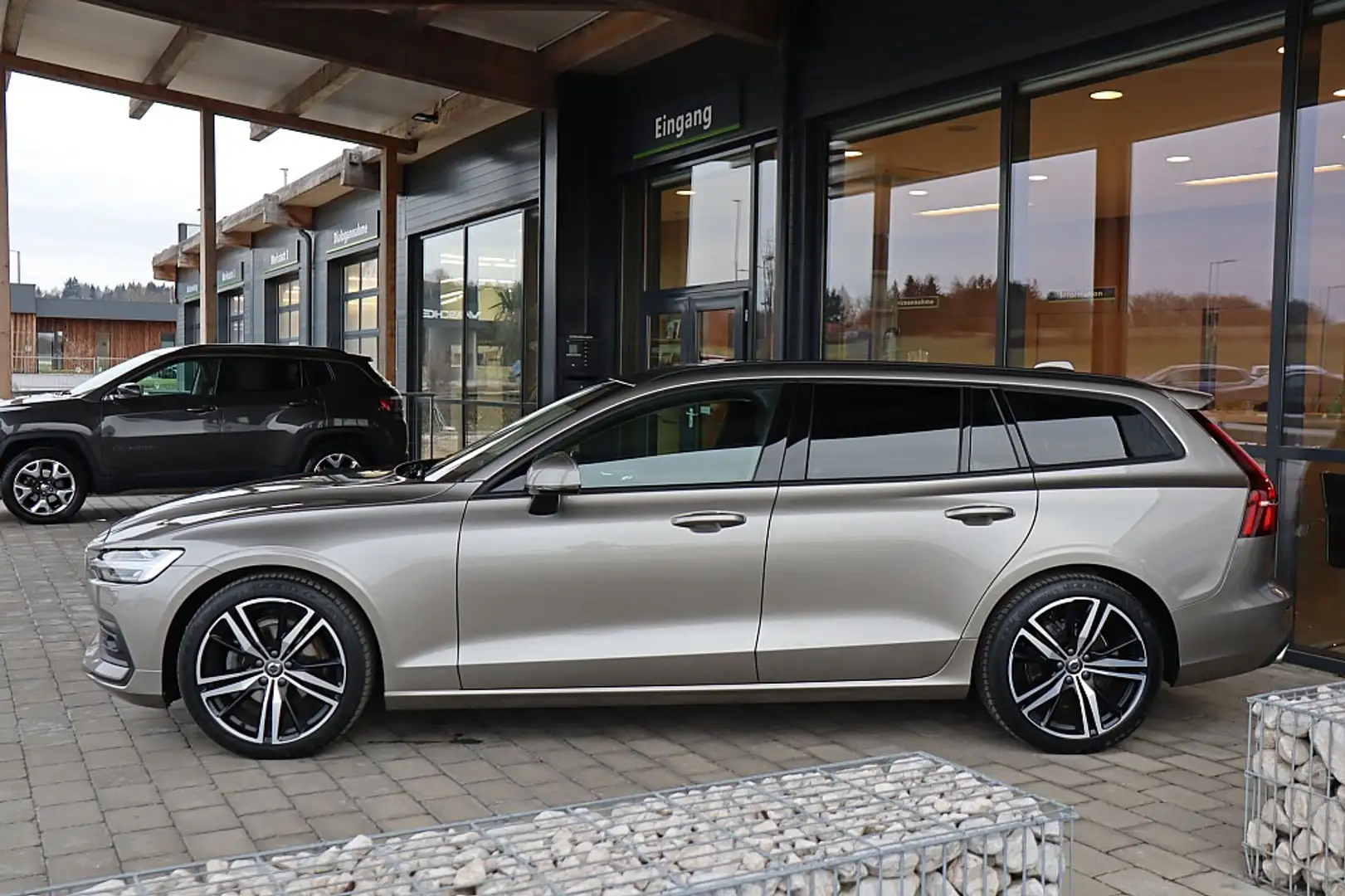 Volvo V60 D4 AWD Momentum Geartronic LED, Kamera, eKlappe... Grau - 2