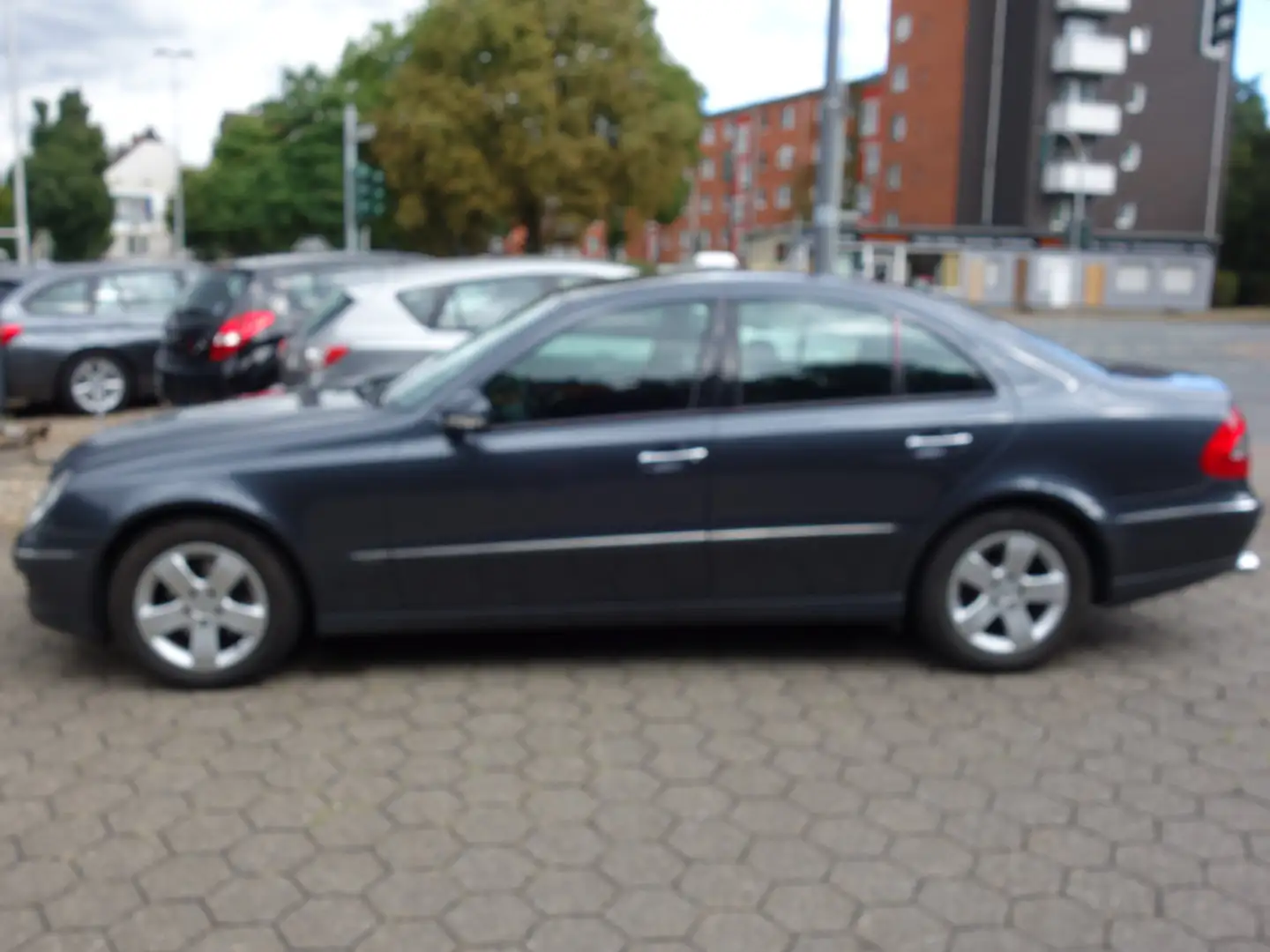 Mercedes-Benz E 220 E-Klasse CDI Automatik Elegance TÜV4.2027 Navi Šedá - 1