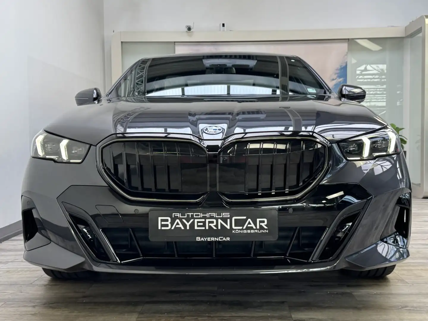 BMW 550 xDrive M Sport Pro B&W ACC Sitzlüft. 360° Gris - 2