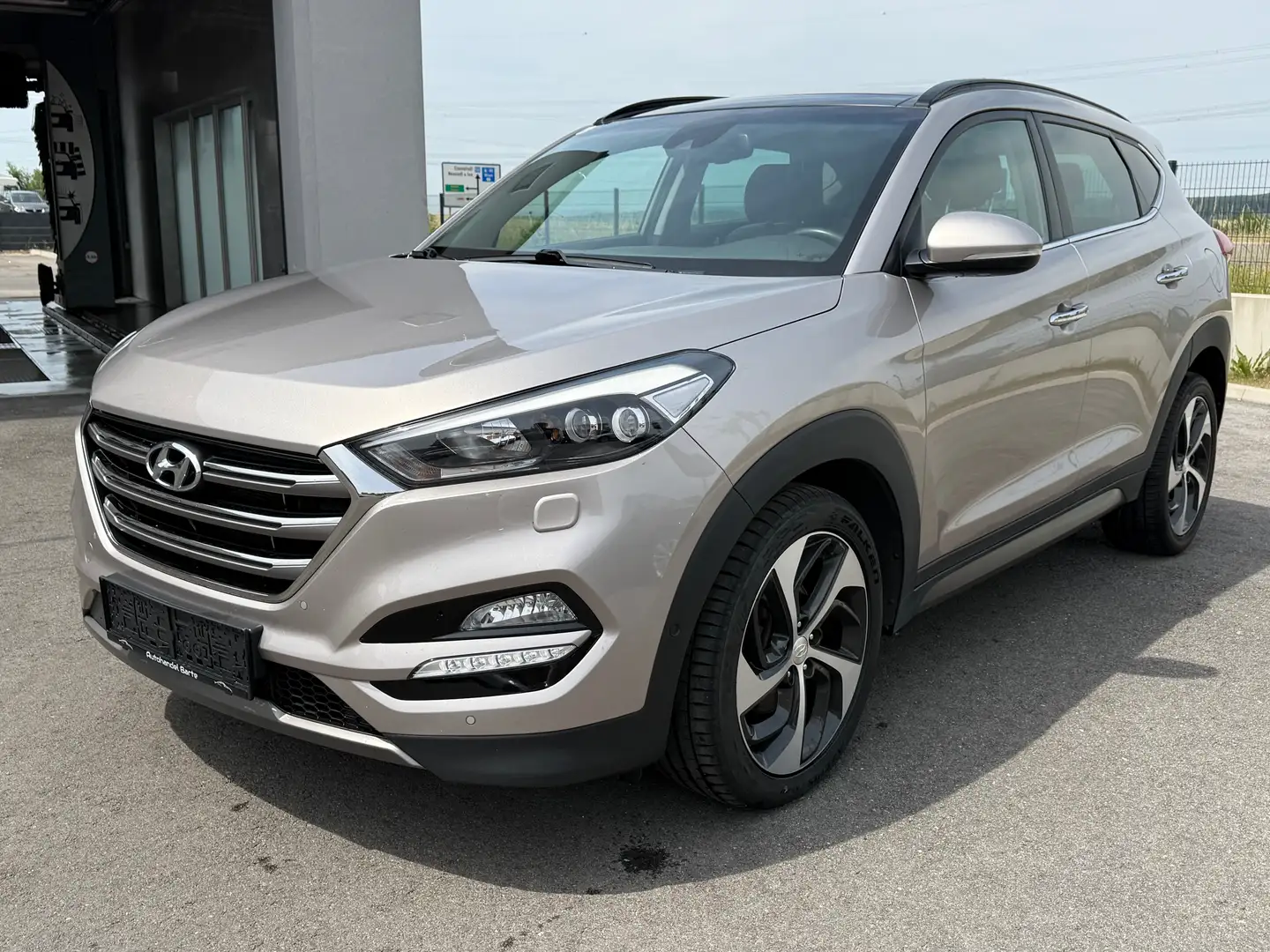 Hyundai TUCSON 2.0d*4WD*Panorama*Automaik*Leder*Xenon*Navi* Beige - 1