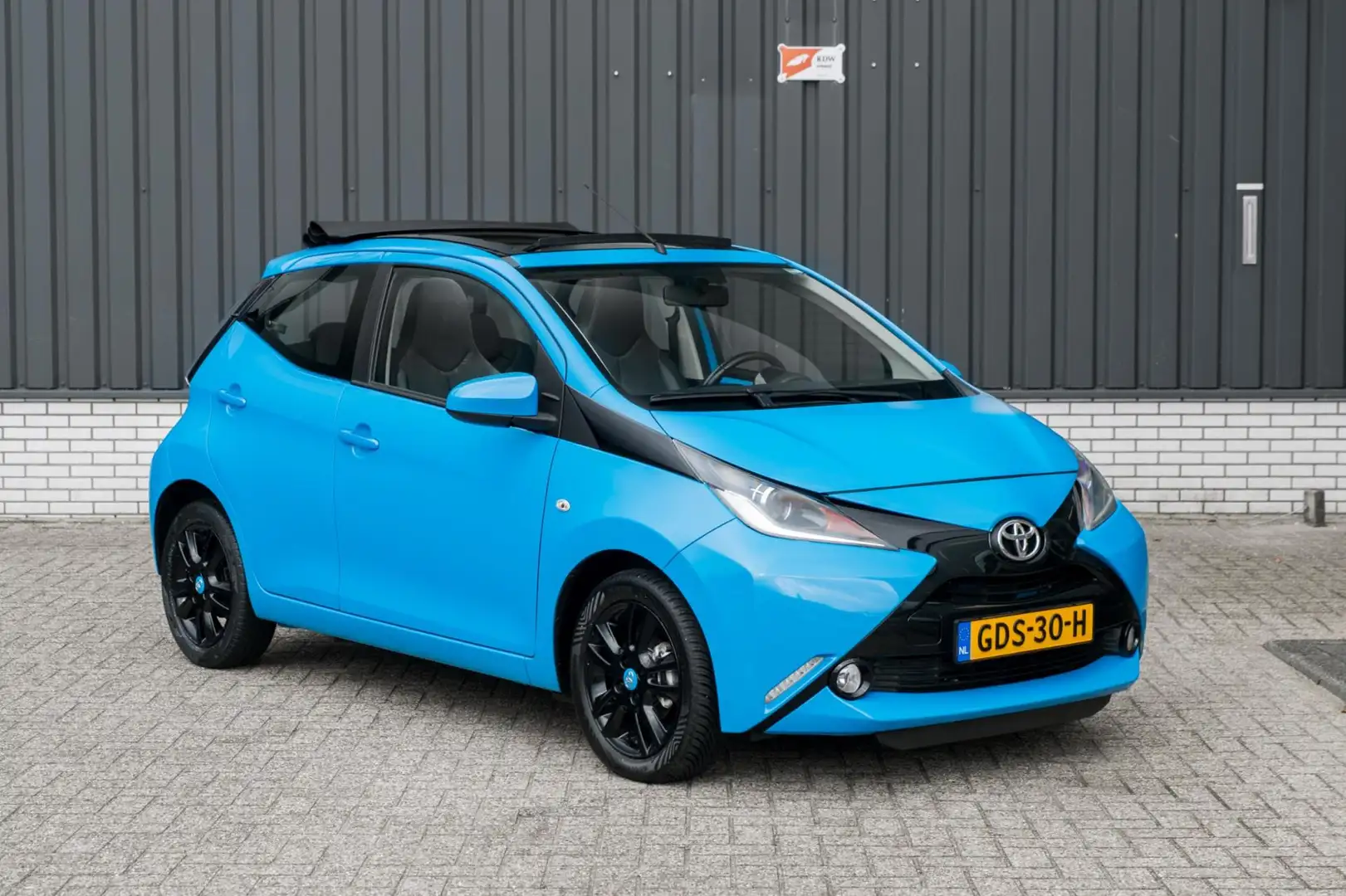 Toyota Aygo 1.0 VVT-i x-cite*5-Deurs*Cabrio*ClimateControl* Blau - 2