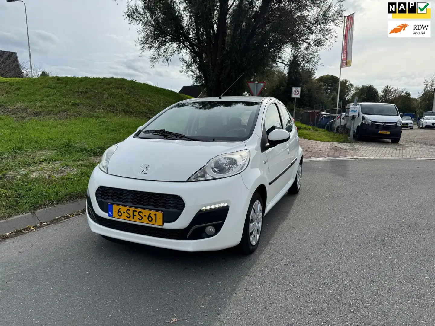 Peugeot 107 1.0 Active 2013 Airco 5drs Wit - 1