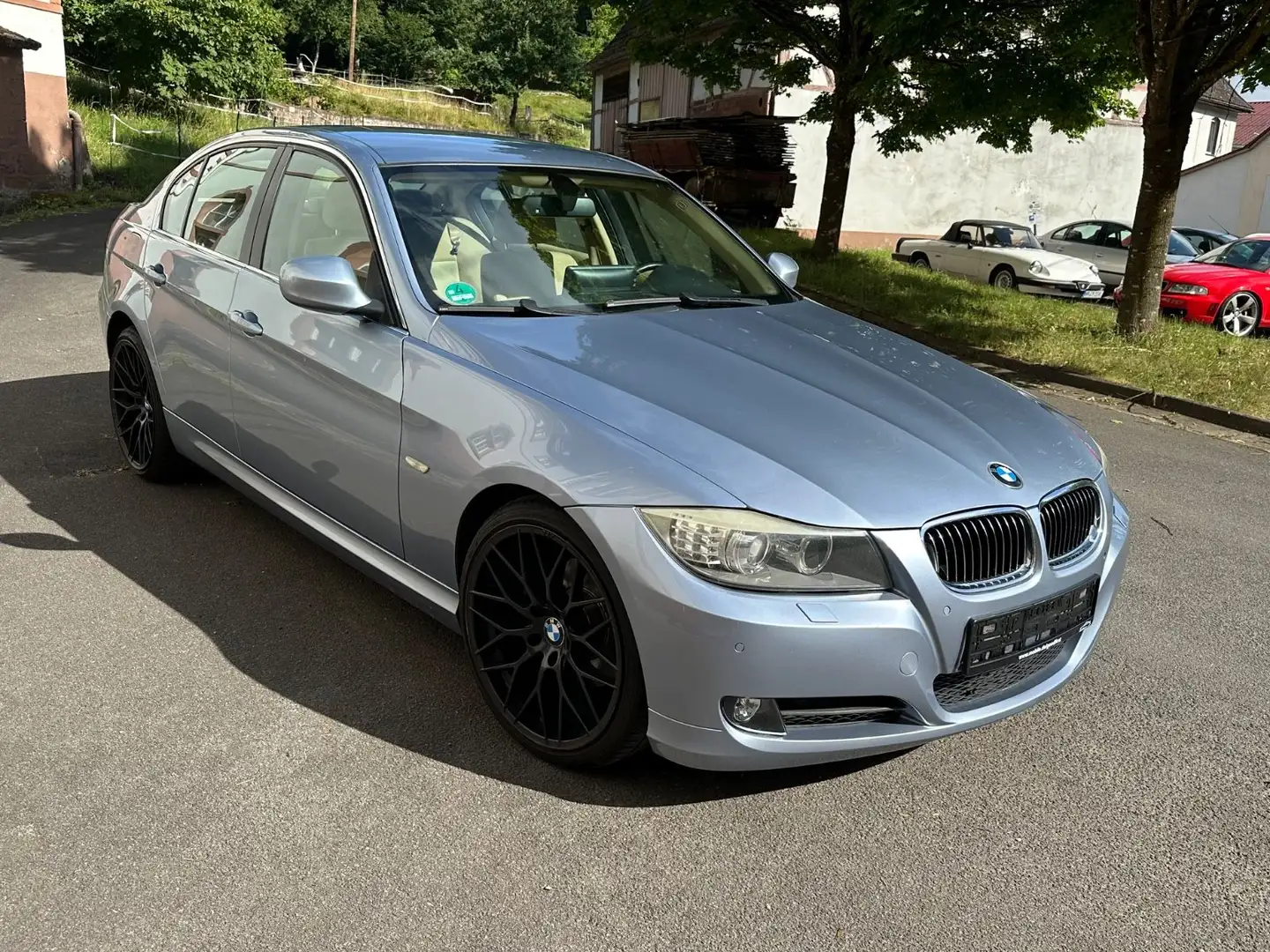 BMW 325 i Lim. E90 Facelift / Xenon /  PDC / Komfort Bleu - 1