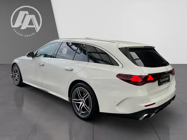 Mercedes-Benz E-Class view 3