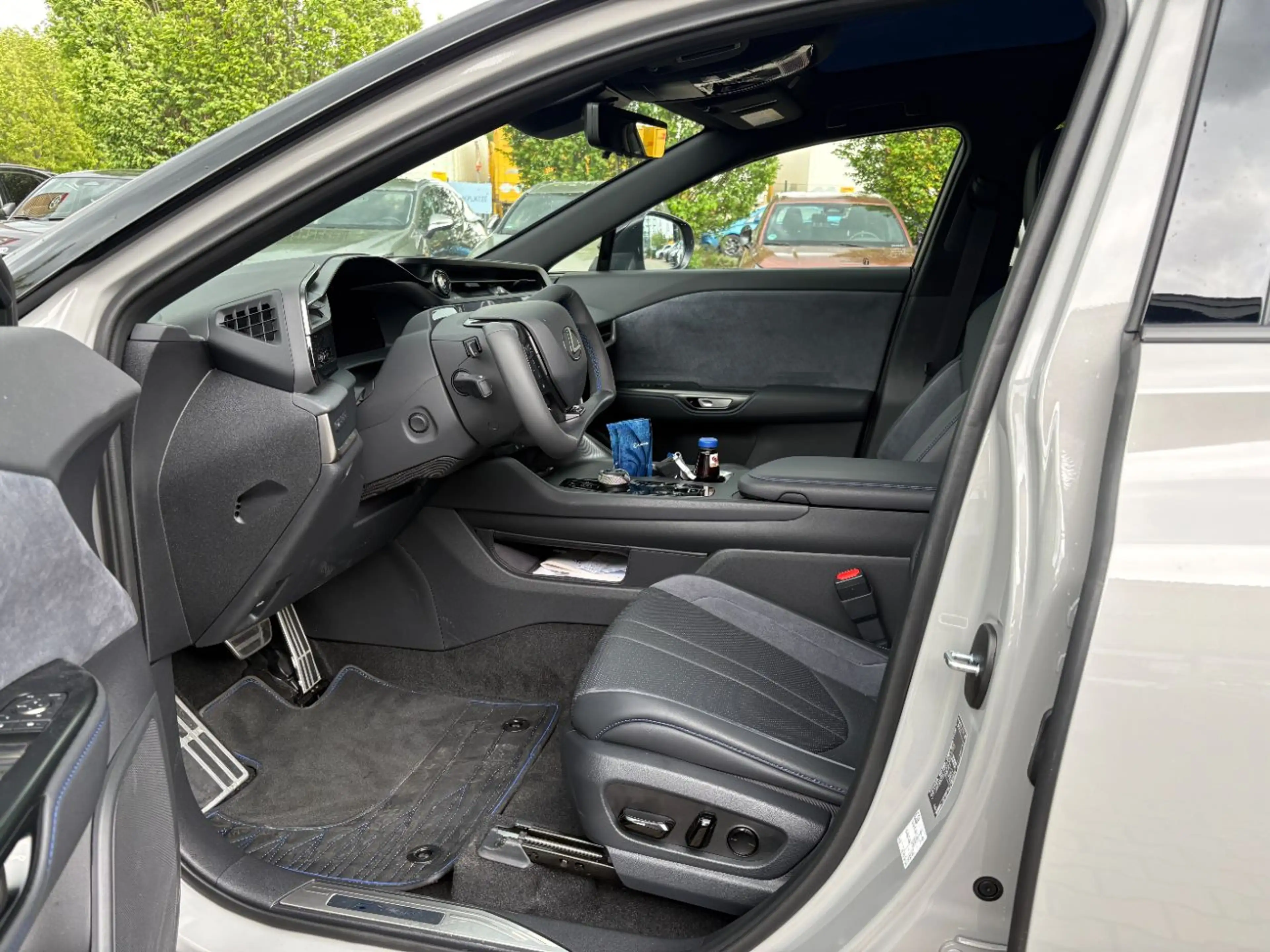 Lexus RZ 550e DIRECT4 F Sport LED, Navi, Pano, Kamera — photo 5