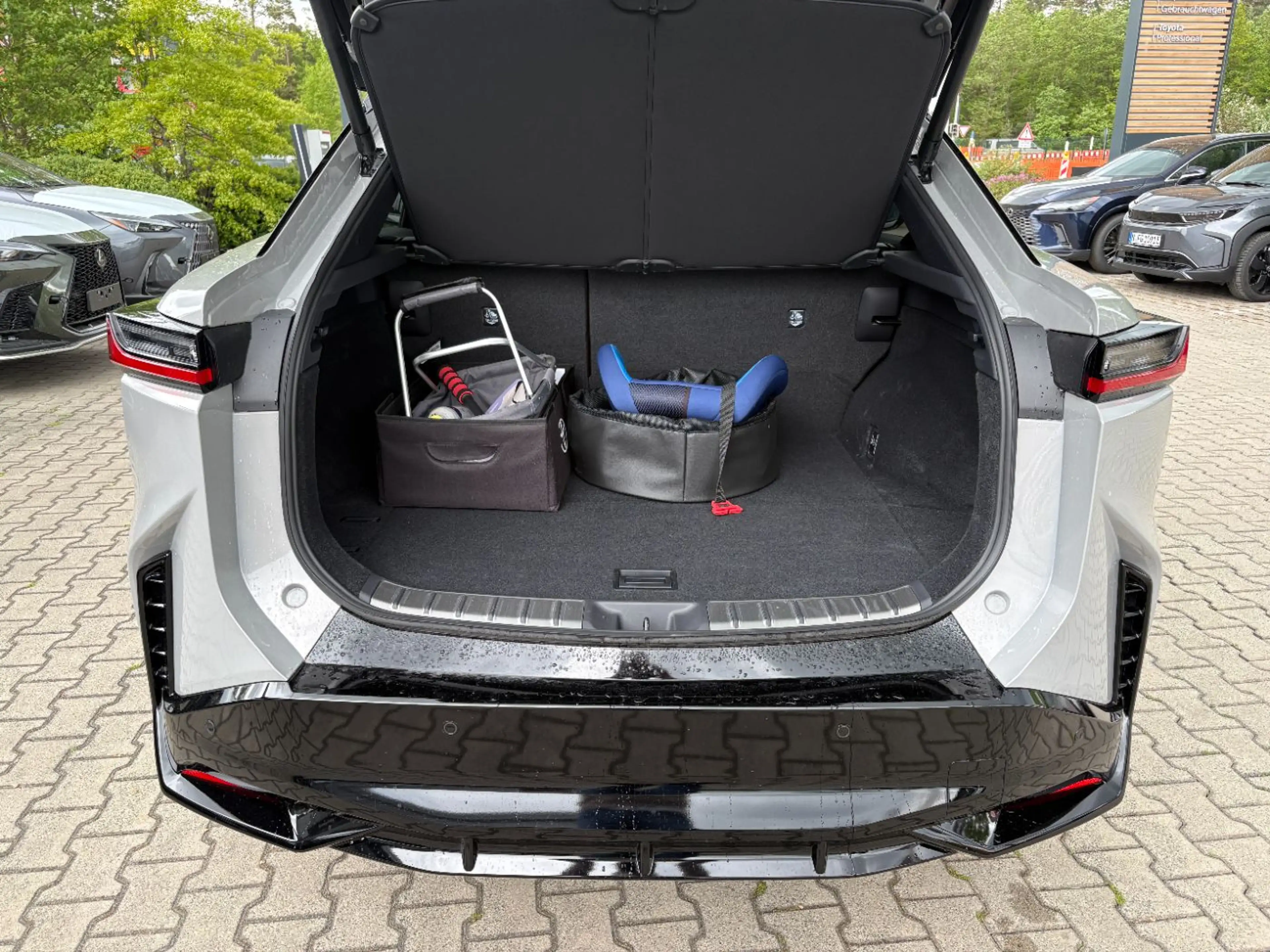 Lexus RZ 550e DIRECT4 F Sport LED, Navi, Pano, Kamera — photo 6