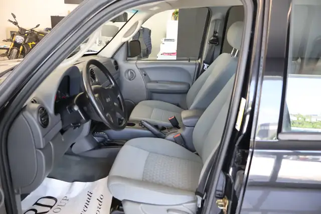 Jeep Cherokee view 10