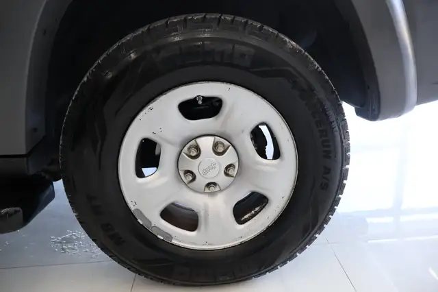Jeep Cherokee view 14