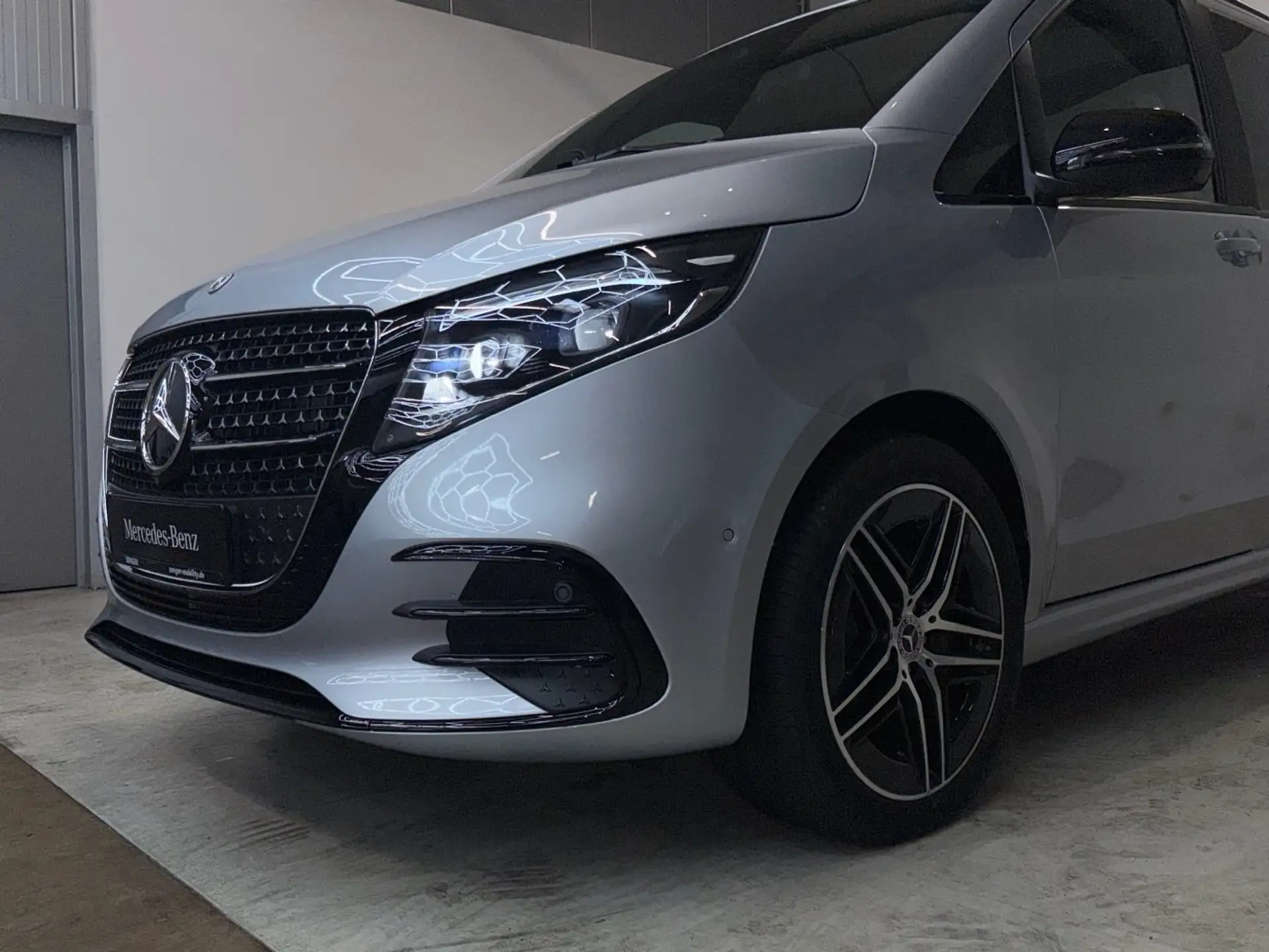 벤츠 Mercedes-Benz V-Class V 300 2026 은색 사진 6