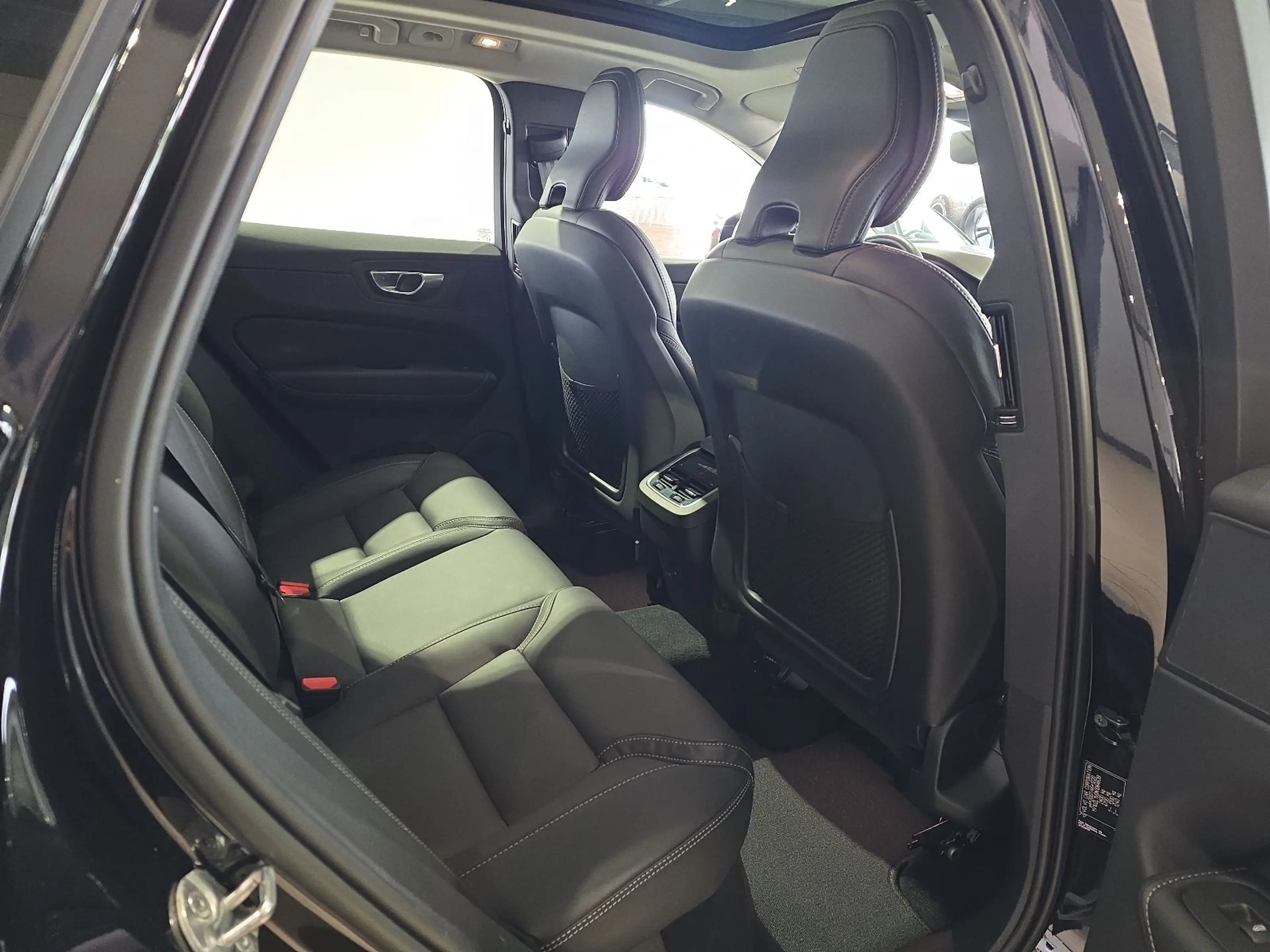Volvo XC60 B5 Inscription ACC AHK Sitzbelüftung 360° — photo 13