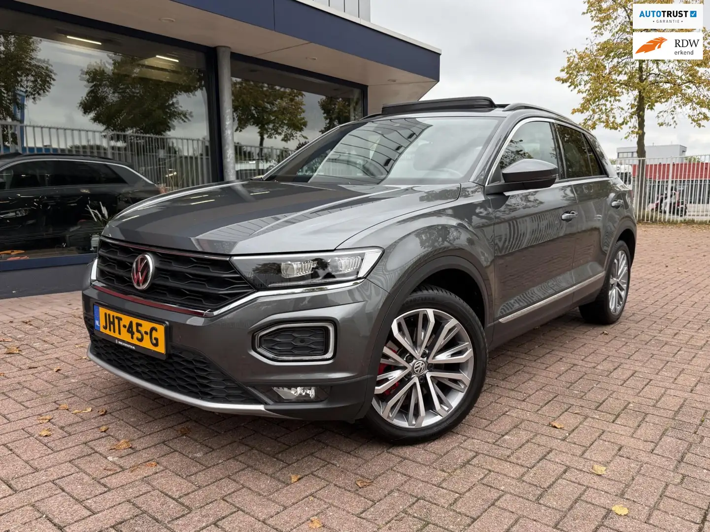 Volkswagen T-Roc 1.5 TSI Sport | DSG | PANO | LED | Carplay Grijs - 1