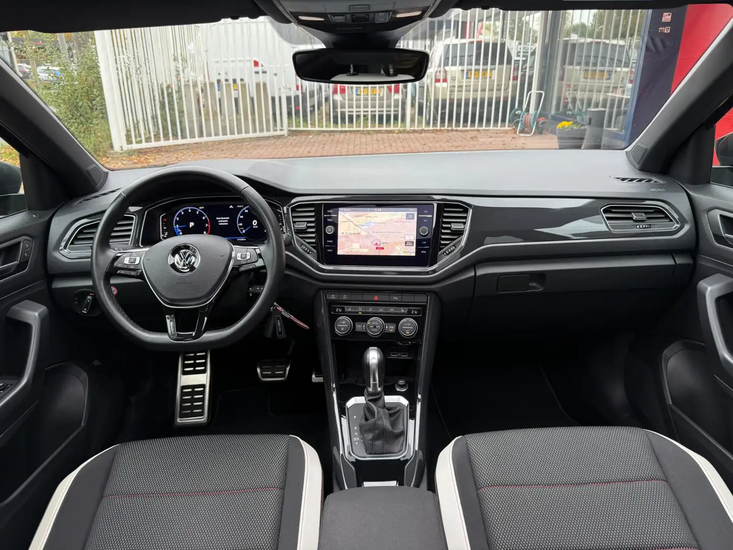 Volkswagen T-Roc 1.5 TSI Sport | DSG | PANO | LED | Carplay Grijs - 2