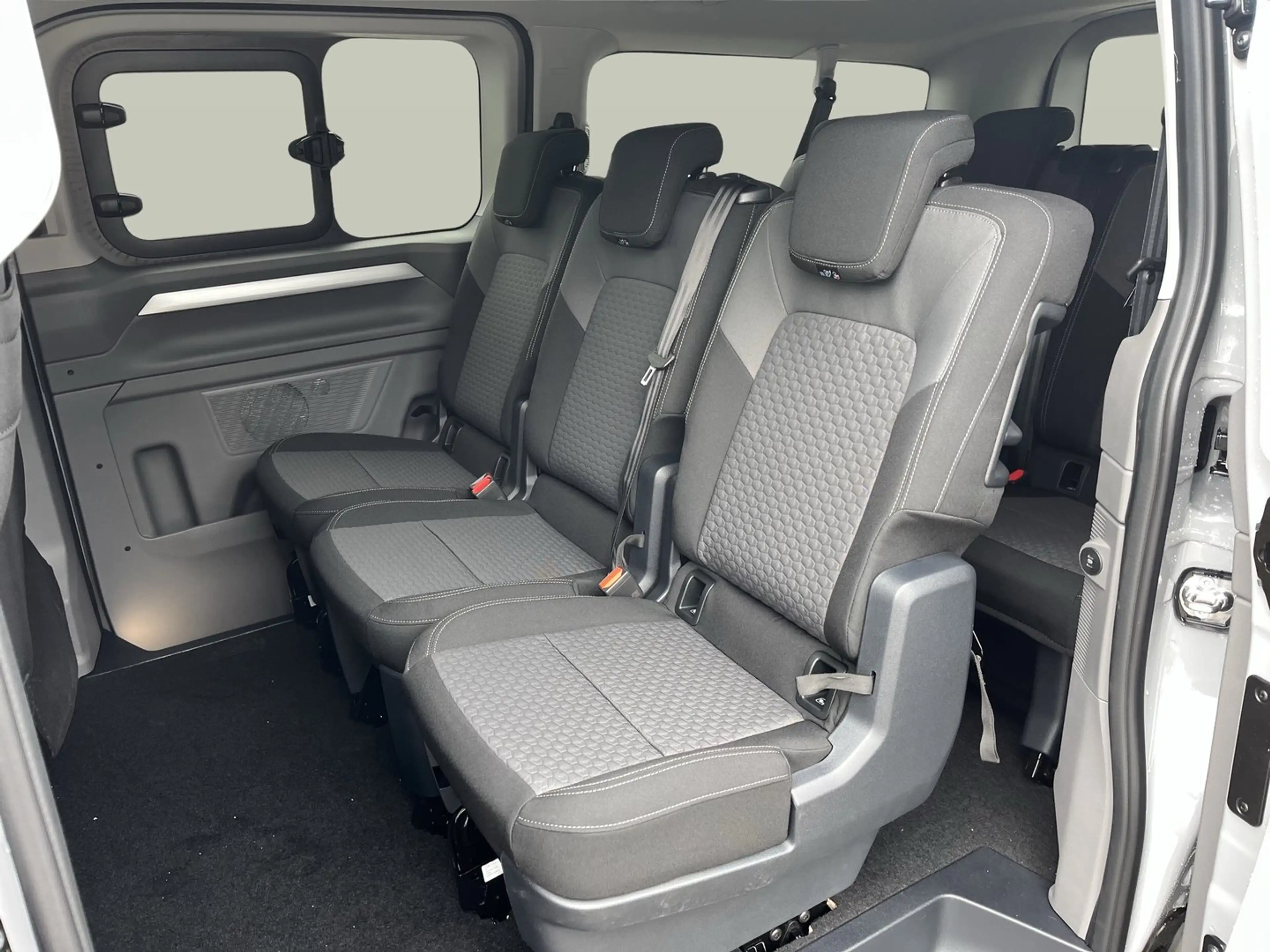 Volkswagen T7 Caravelle VW T7 Caravelle Life LR TDI 4MOTION — photo 10