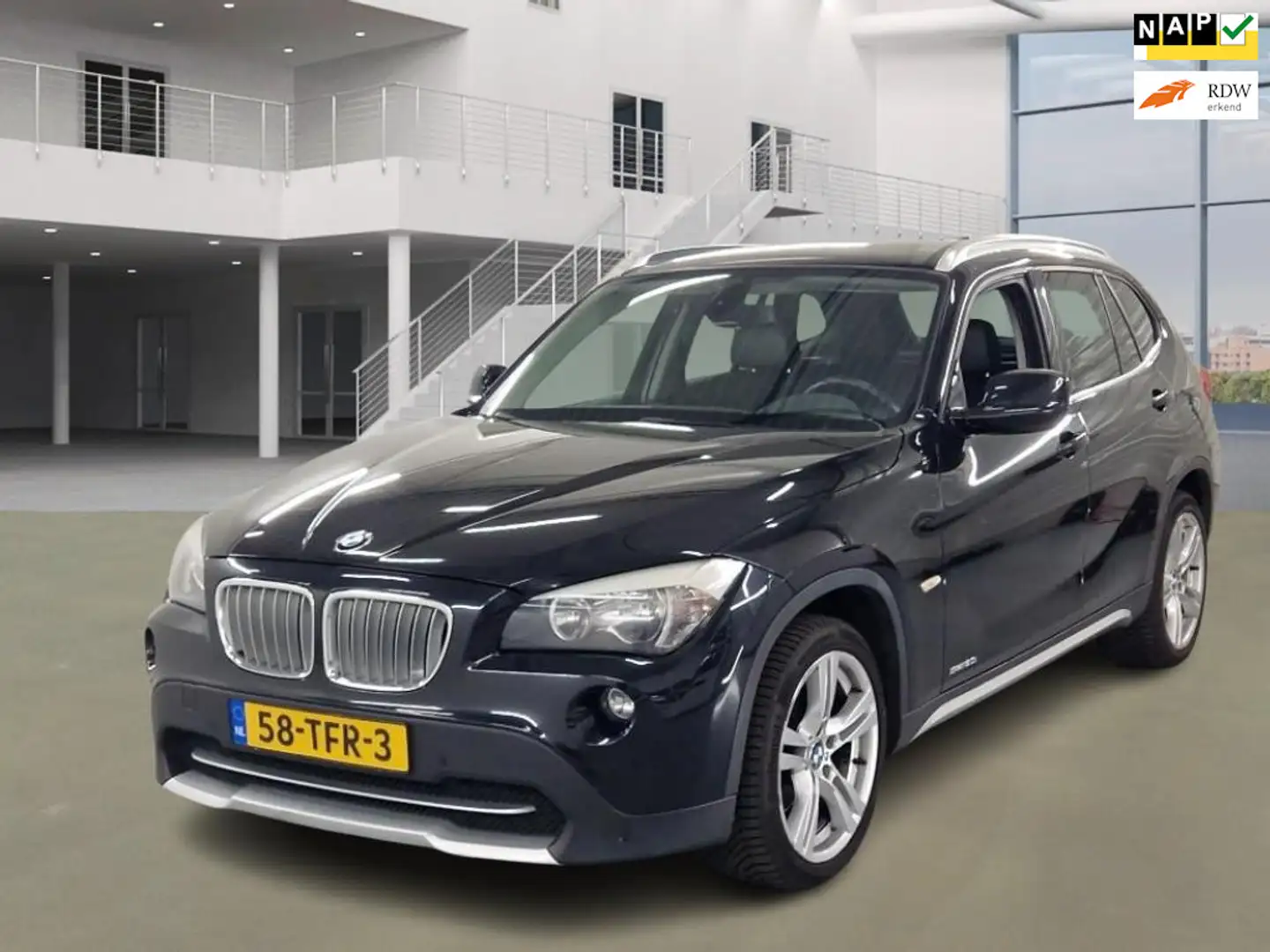 BMW X1 SDrive20i Business / NL prijs 10799 Noir - 1