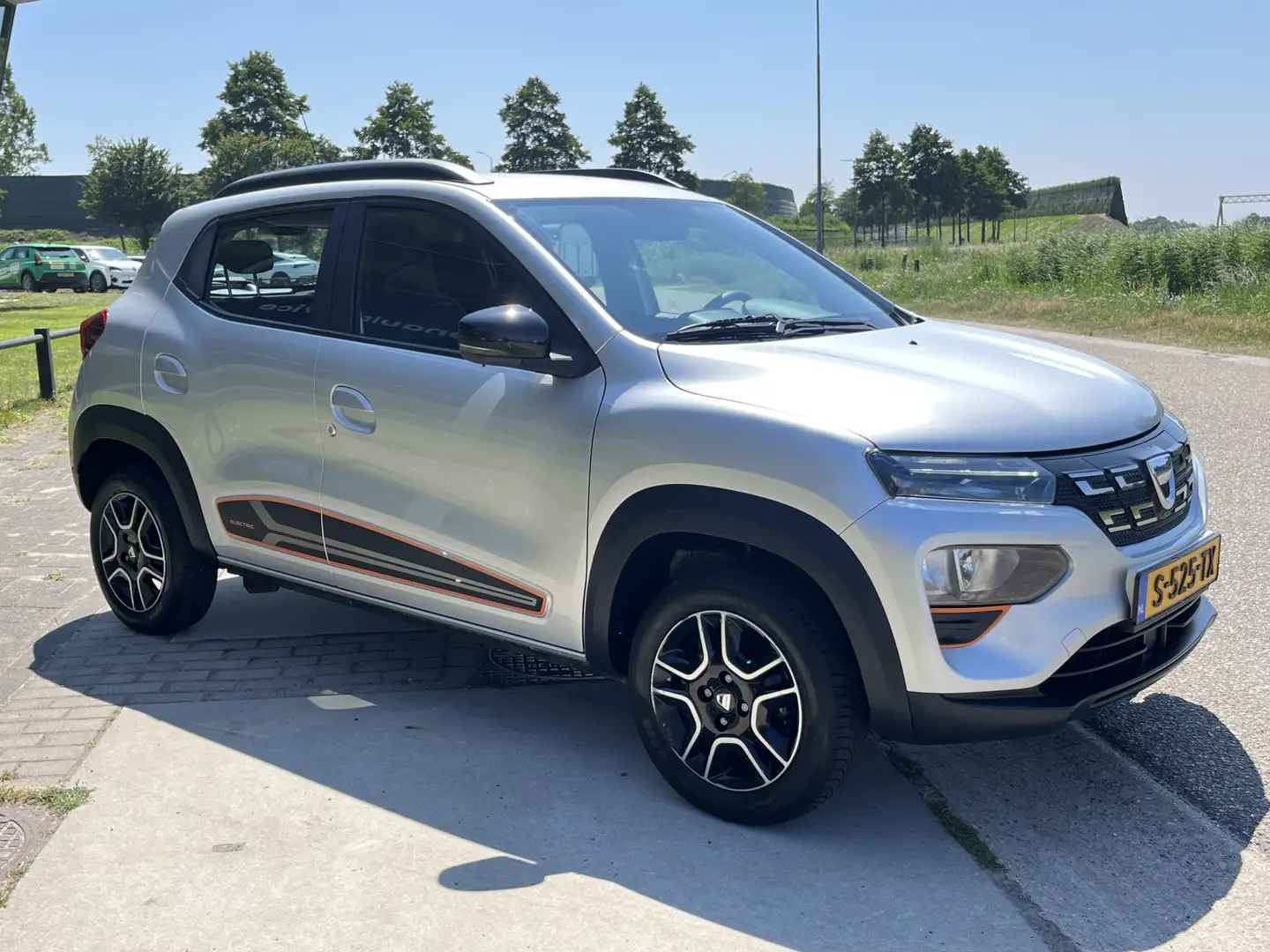 Dacia Spring Comfort Plus (Orange Pack) 27 kWh / Camera / Navig Grau - 2