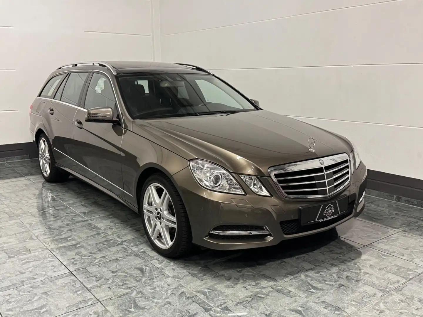 Mercedes-Benz E 300 CDI BlueEfficiency*Pano*Distronic*Fond Gris - 1