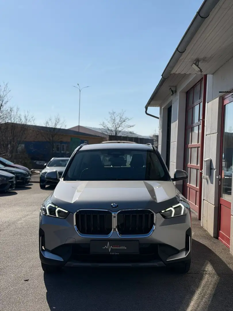 BMW X1 23i xDrive Mild-Hybrid Grau - 2