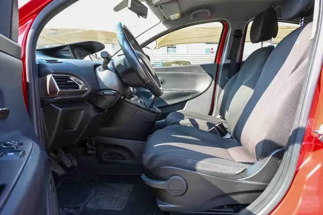 Lancia Ypsilon view 9