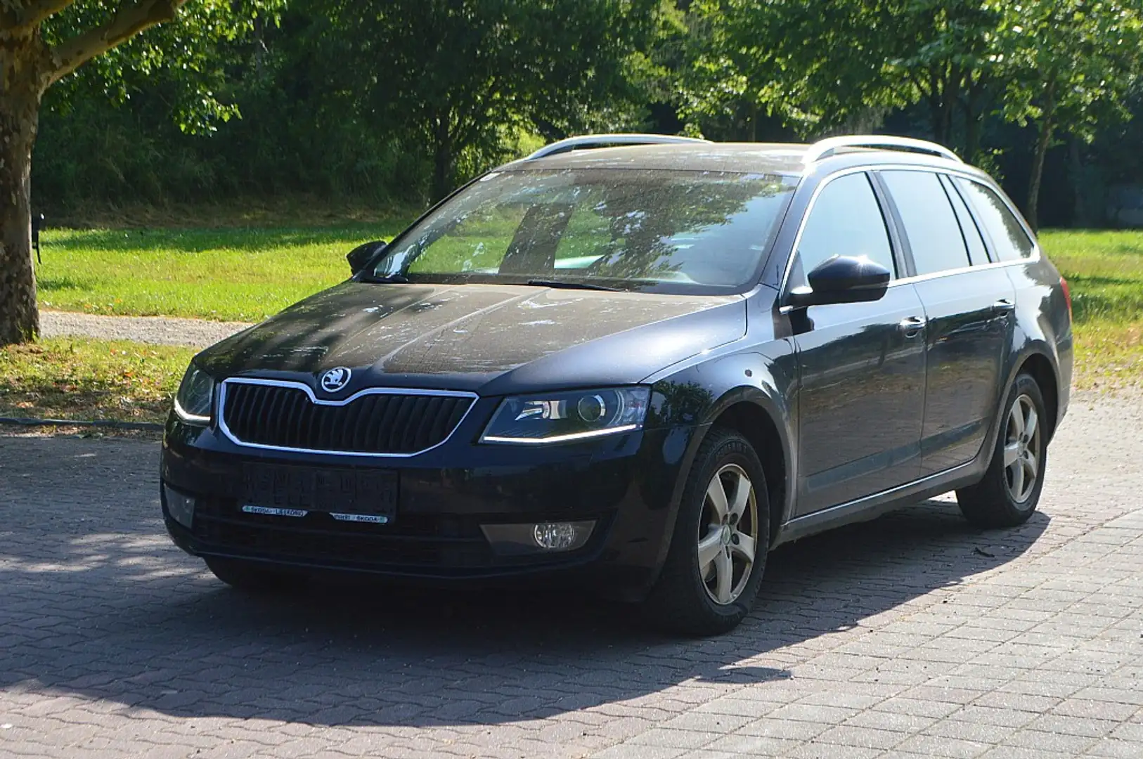 Skoda Octavia Combi 1,6 4x4+NAVI+XENON+Kamera+AHK Schwarz - 2