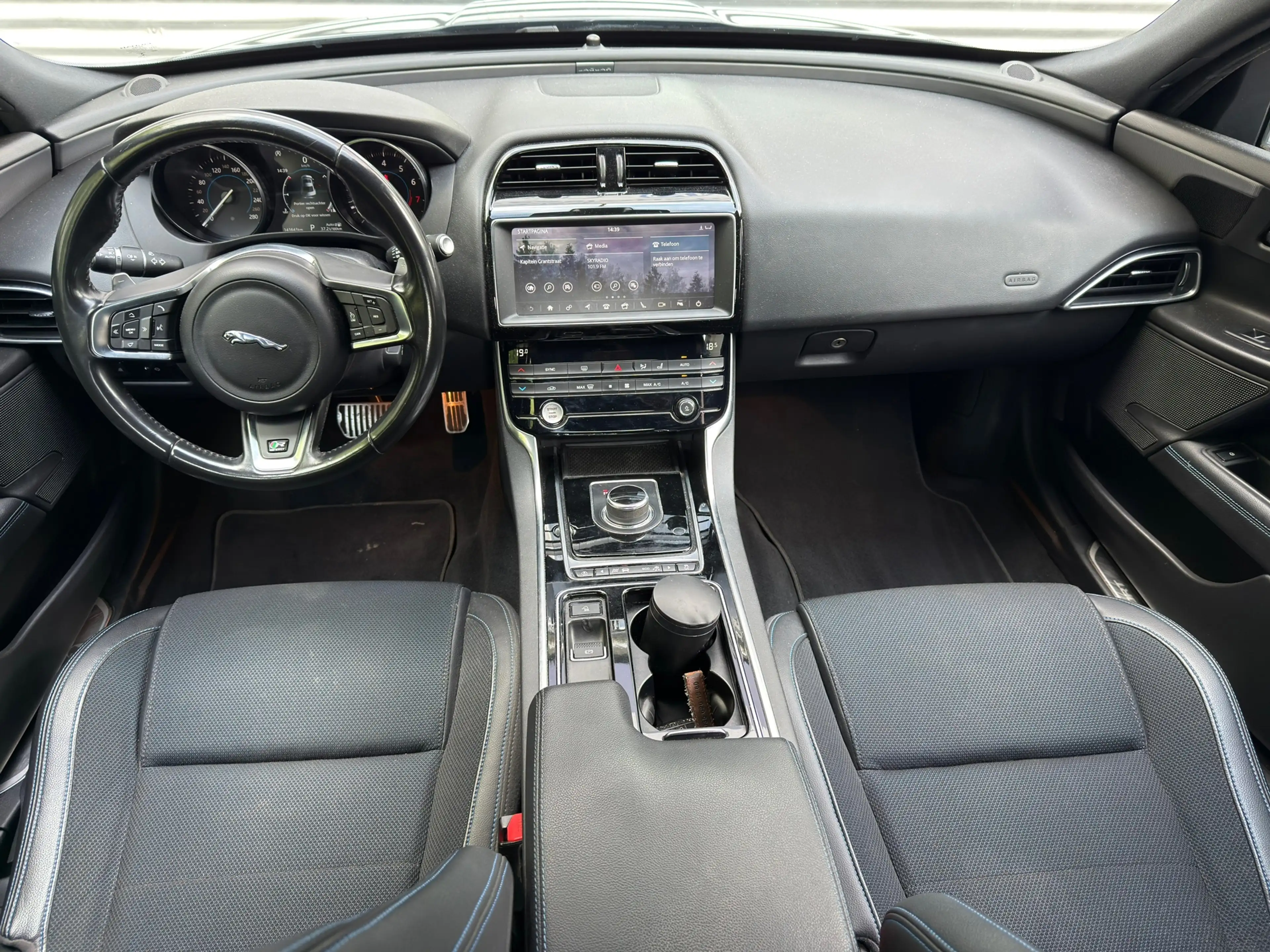 Jaguar XE 2.0t R-Sport l Automaat l Camera l Xenon l — photo 3