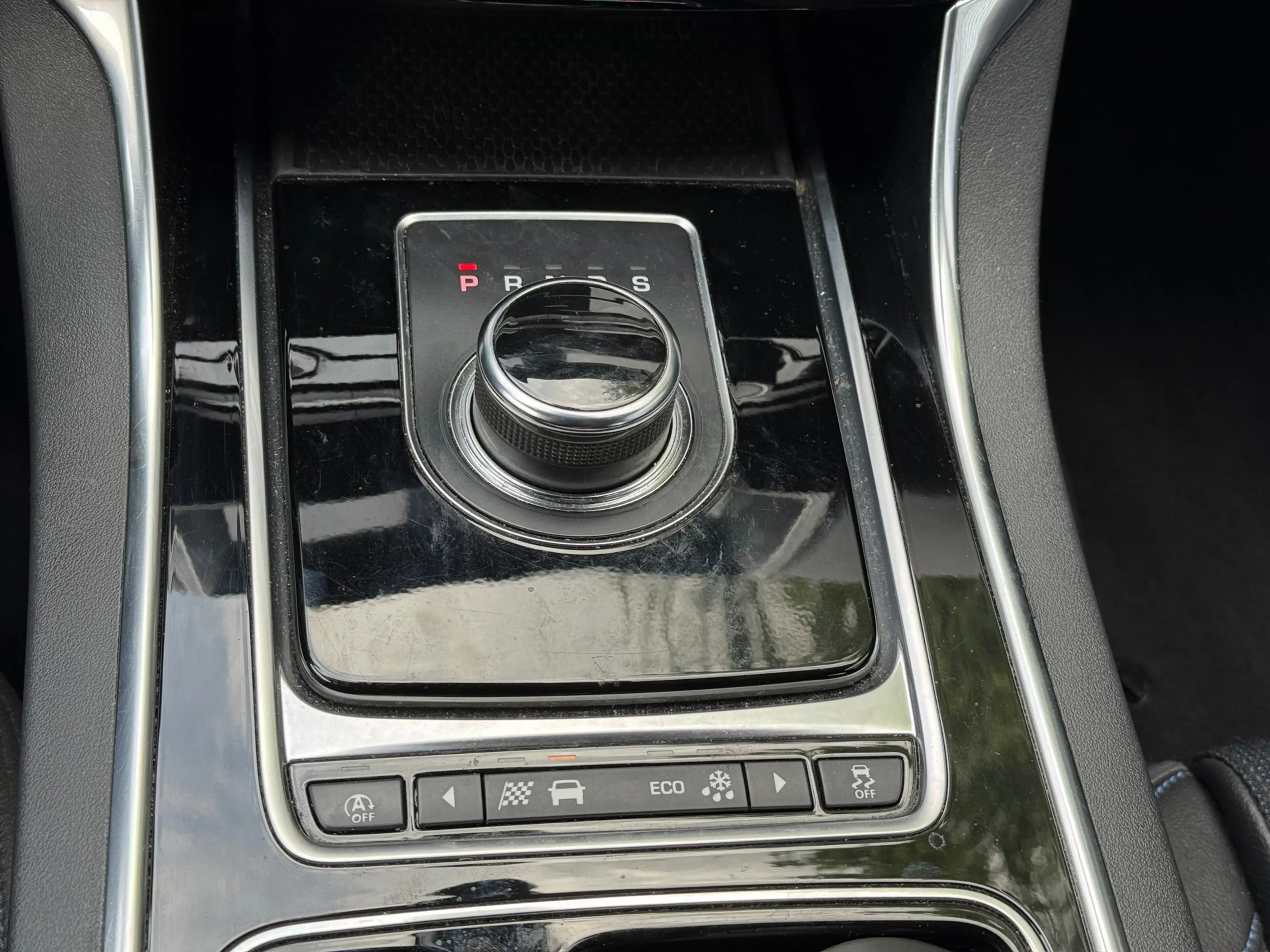 Jaguar XE 2.0t R-Sport l Automaat l Camera l Xenon l — photo 22