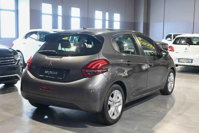 Peugeot 208 view 5