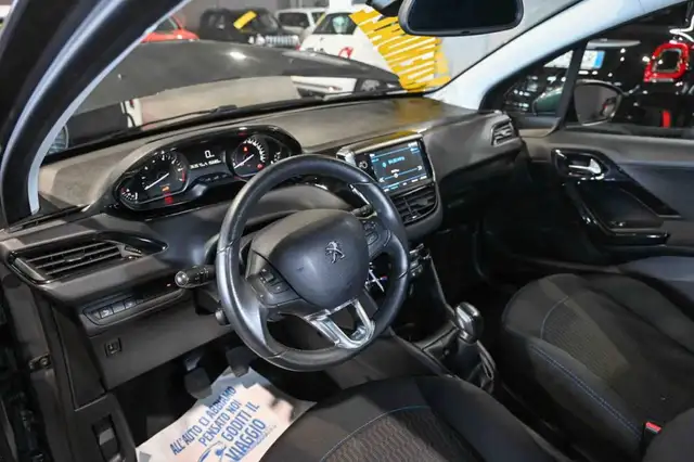 Peugeot 208 view 11